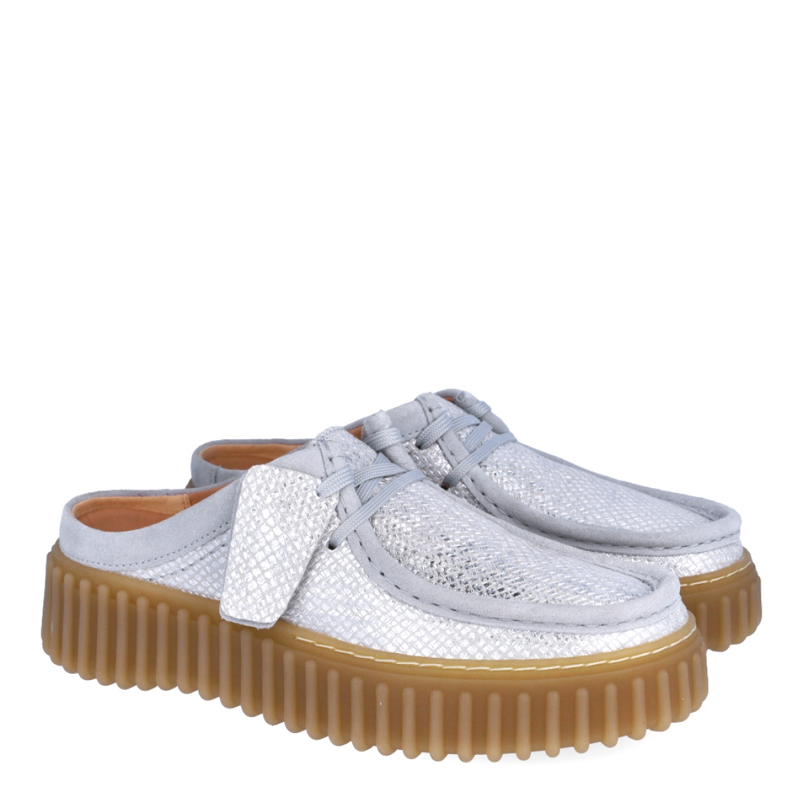 Náuticos destalonados de la marca Clarks, modelo TORHILL MULE. Exterior en piel color plata. Interior en piel color beig con plantilla acolchada y extraíble para máxima comodidad. Cierre de los mocasines Clarks con cordones y un suela con efecto sierra de 3cm de altura. Estos mocasines Clarks TORHILL MULE son ideales para combinar con todos tus looks!