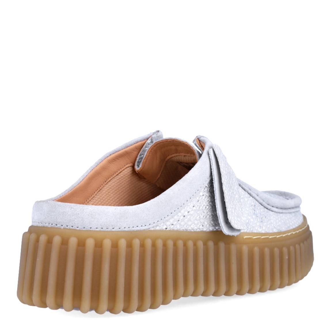 Náuticos destalonados de la marca Clarks, modelo TORHILL MULE. Exterior en piel color plata. Interior en piel color beig con plantilla acolchada y extraíble para máxima comodidad. Cierre de los mocasines Clarks con cordones y un suela con efecto sierra de 3cm de altura. Estos mocasines Clarks TORHILL MULE son ideales para combinar con todos tus looks!
