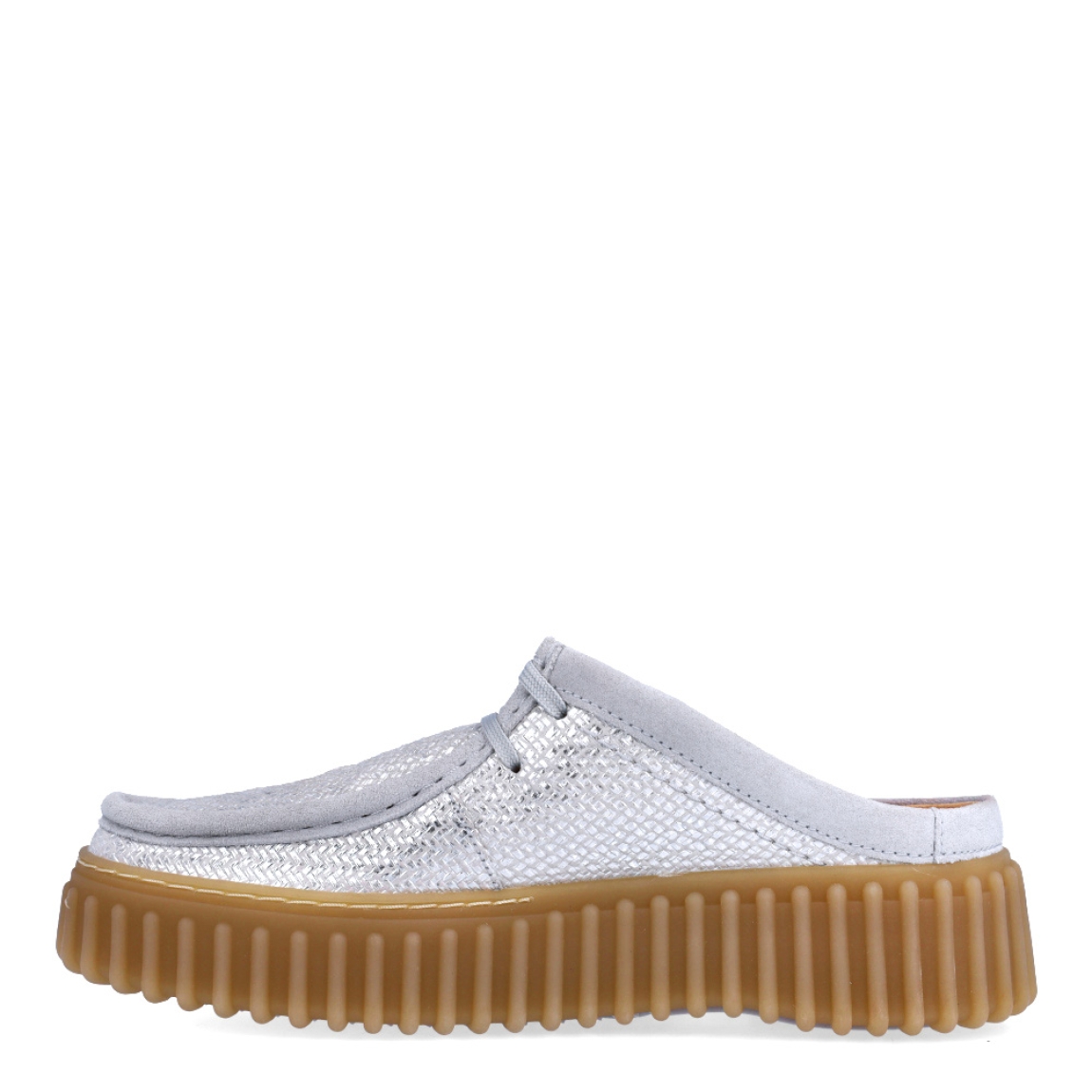 Náuticos destalonados de la marca Clarks, modelo TORHILL MULE. Exterior en piel color plata. Interior en piel color beig con plantilla acolchada y extraíble para máxima comodidad. Cierre de los mocasines Clarks con cordones y un suela con efecto sierra de 3cm de altura. Estos mocasines Clarks TORHILL MULE son ideales para combinar con todos tus looks!