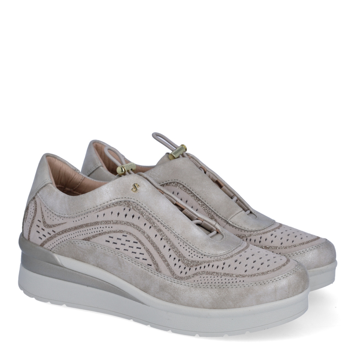 Deportivas de la marca Stonefly, modelo TARA. Exterior de las deportivas en ante con efecto troquelado color beig. Interior en piel color beig. Cierre de las deportivas con cordón elástico y suela plana. Estas deportivas Stonefly TARA son un complemento clásico para llevar tus looks de verano con la mayor comodidad posible.