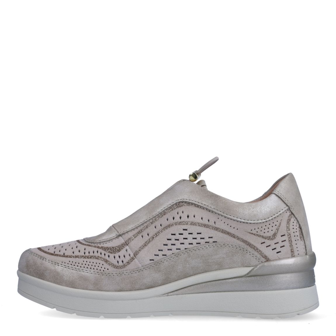 Deportivas de la marca Stonefly, modelo TARA. Exterior de las deportivas en ante con efecto troquelado color beig. Interior en piel color beig. Cierre de las deportivas con cordón elástico y suela plana. Estas deportivas Stonefly TARA son un complemento clásico para llevar tus looks de verano con la mayor comodidad posible.