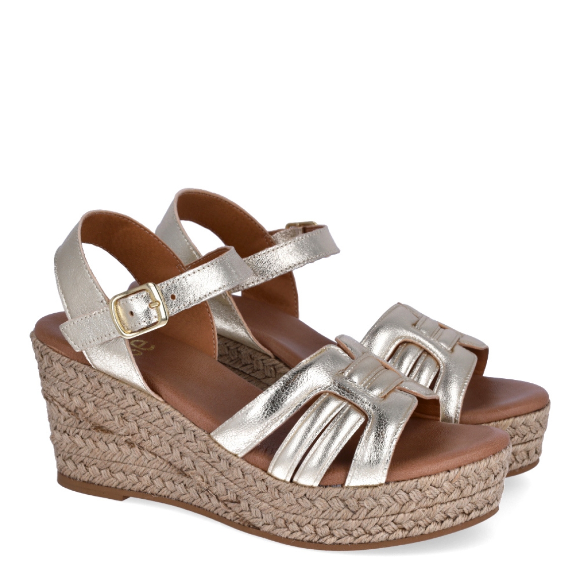 Sandalias de la marca Itse, modelo KARI. Exterior de las sandalias en piel color platino. Interior de las sandalias en piel color camel. Cierre de las sandalias Itse con hebilla y cuña de 7cm de altura. Estas sandalias Itse KARI son el complemento ideal para crear diferentes looks esta temporada, y sobre todo, gozar de una comodidad espectacular en tu día a día.