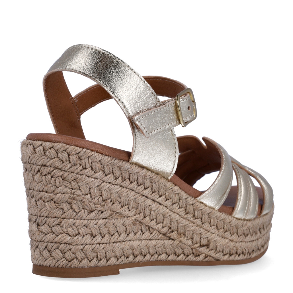 Sandalias de la marca Itse, modelo KARI. Exterior de las sandalias en piel color platino. Interior de las sandalias en piel color camel. Cierre de las sandalias Itse con hebilla y cuña de 7cm de altura. Estas sandalias Itse KARI son el complemento ideal para crear diferentes looks esta temporada, y sobre todo, gozar de una comodidad espectacular en tu día a día.