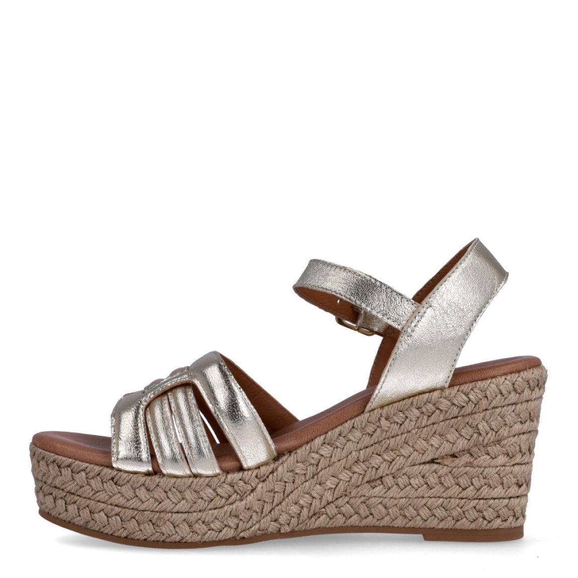 Sandalias de la marca Itse, modelo KARI. Exterior de las sandalias en piel color platino. Interior de las sandalias en piel color camel. Cierre de las sandalias Itse con hebilla y cuña de 7cm de altura. Estas sandalias Itse KARI son el complemento ideal para crear diferentes looks esta temporada, y sobre todo, gozar de una comodidad espectacular en tu día a día.