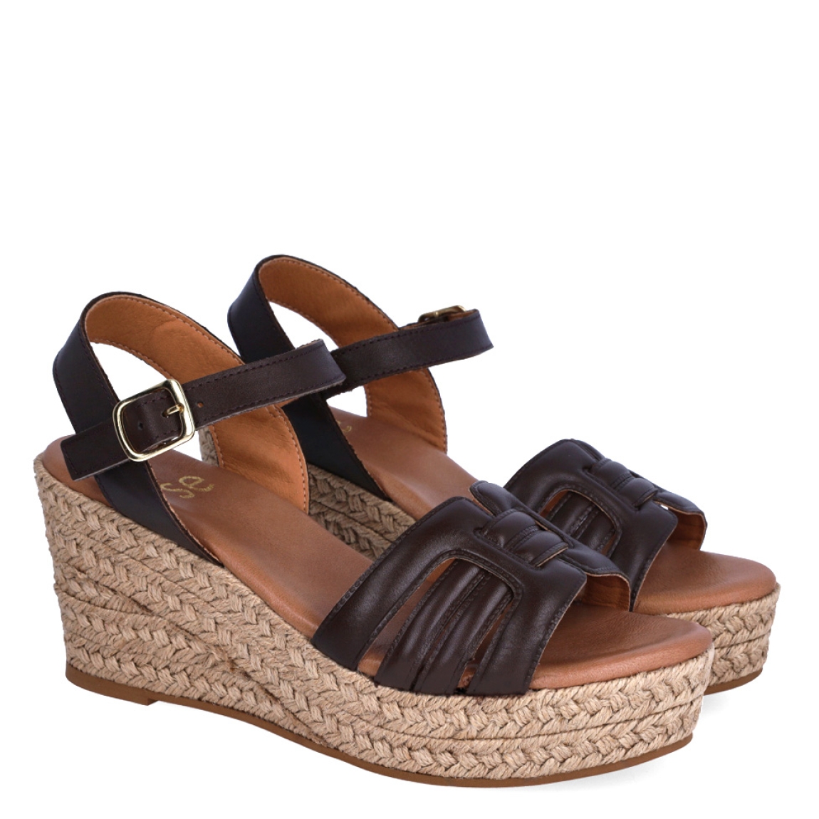 Sandalias de la marca Itse, modelo KARI. Exterior de las sandalias en piel color marrón. Interior de las sandalias en piel color camel. Cierre de las sandalias Itse con hebilla y cuña de 7cm de altura. Estas sandalias Itse KARI son el complemento ideal para crear diferentes looks esta temporada, y sobre todo, gozar de una comodidad espectacular en tu día a día.