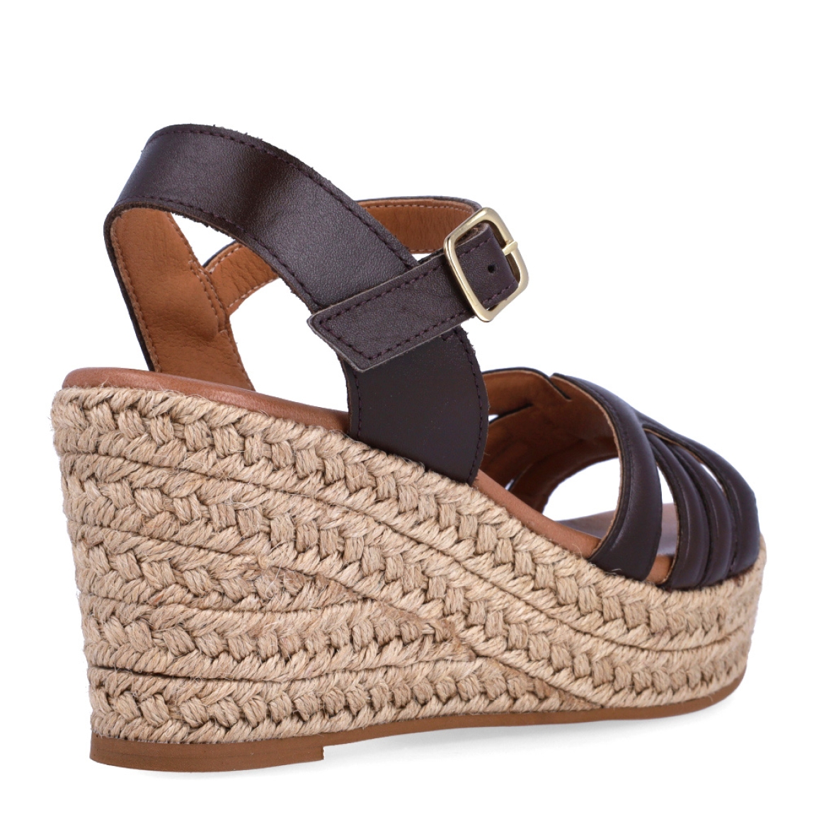 Sandalias de la marca Itse, modelo KARI. Exterior de las sandalias en piel color marrón. Interior de las sandalias en piel color camel. Cierre de las sandalias Itse con hebilla y cuña de 7cm de altura. Estas sandalias Itse KARI son el complemento ideal para crear diferentes looks esta temporada, y sobre todo, gozar de una comodidad espectacular en tu día a día.