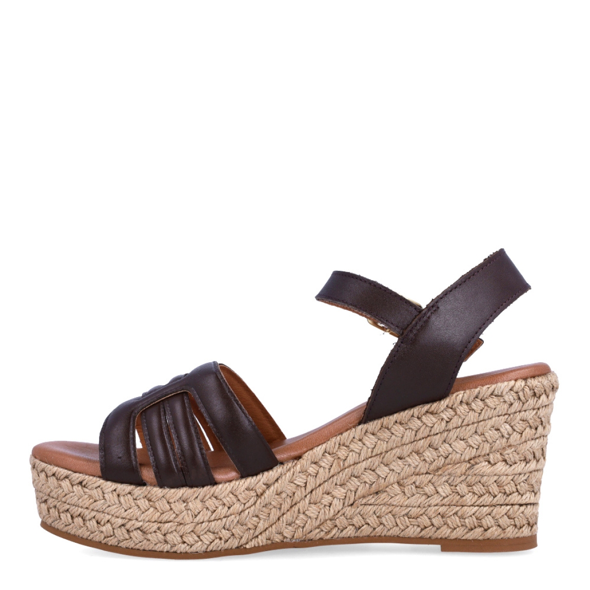 Sandalias de la marca Itse, modelo KARI. Exterior de las sandalias en piel color marrón. Interior de las sandalias en piel color camel. Cierre de las sandalias Itse con hebilla y cuña de 7cm de altura. Estas sandalias Itse KARI son el complemento ideal para crear diferentes looks esta temporada, y sobre todo, gozar de una comodidad espectacular en tu día a día.