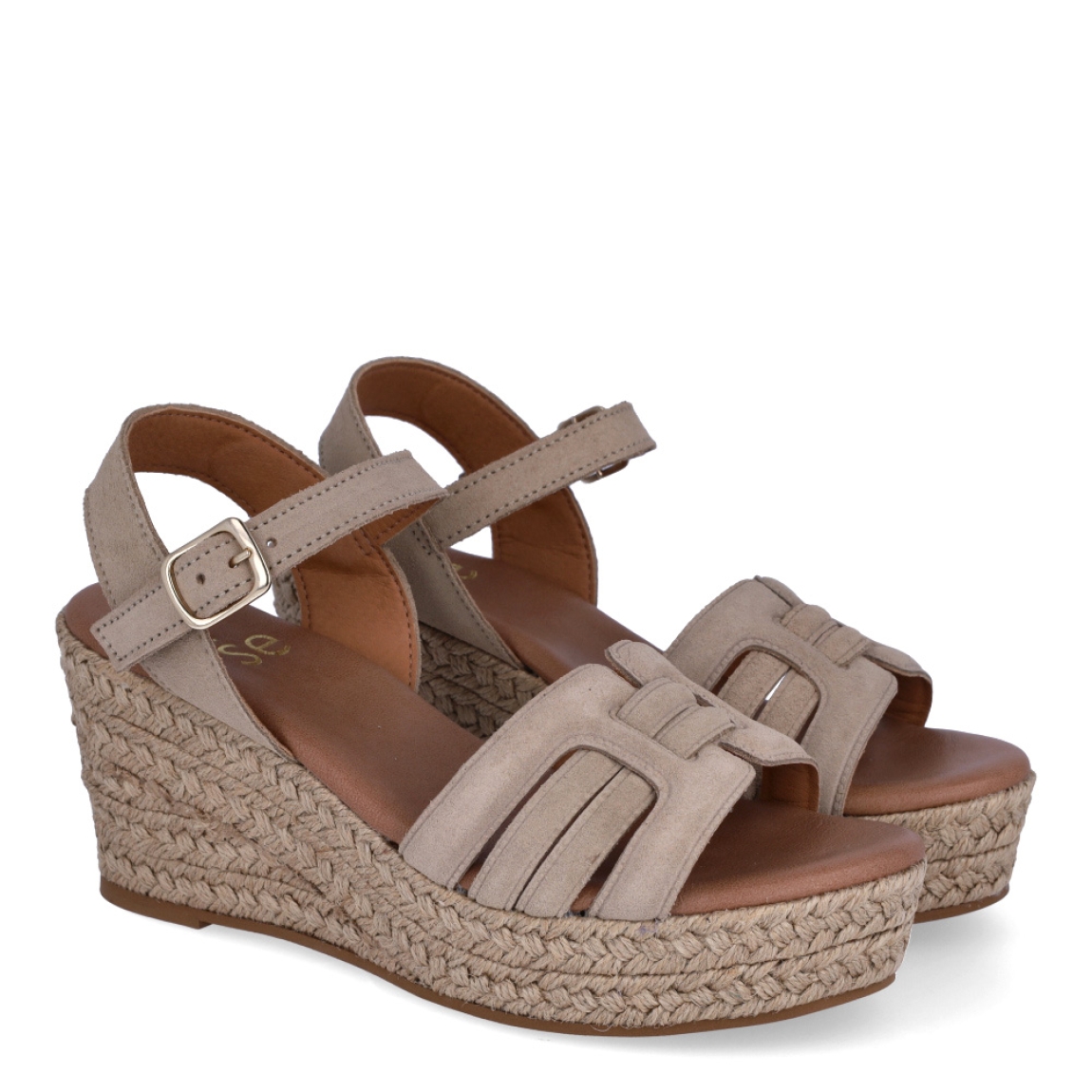 Sandalias de la marca Itse, modelo KARI. Exterior de las sandalias en ante color camel. Interior de las sandalias en piel color camel. Cierre de las sandalias Itse con hebilla y cuña de 7cm de altura. Estas sandalias Itse KARI son el complemento ideal para crear diferentes looks esta temporada, y sobre todo, gozar de una comodidad espectacular en tu día a día.