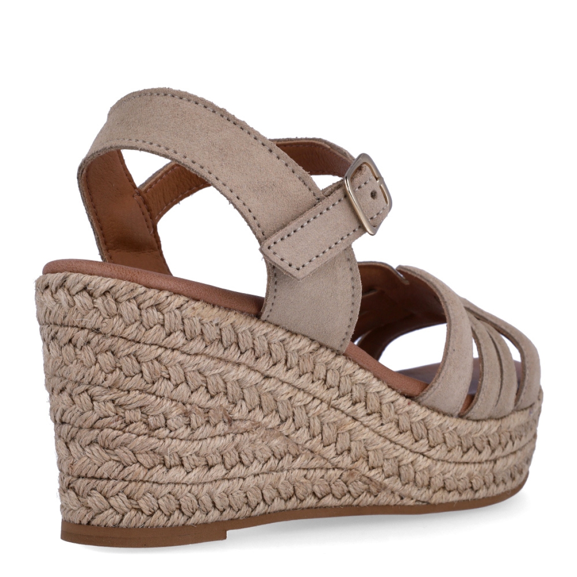 Sandalias de la marca Itse, modelo KARI. Exterior de las sandalias en ante color camel. Interior de las sandalias en piel color camel. Cierre de las sandalias Itse con hebilla y cuña de 7cm de altura. Estas sandalias Itse KARI son el complemento ideal para crear diferentes looks esta temporada, y sobre todo, gozar de una comodidad espectacular en tu día a día.