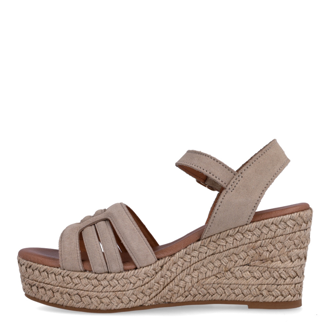 Sandalias de la marca Itse, modelo KARI. Exterior de las sandalias en ante color camel. Interior de las sandalias en piel color camel. Cierre de las sandalias Itse con hebilla y cuña de 7cm de altura. Estas sandalias Itse KARI son el complemento ideal para crear diferentes looks esta temporada, y sobre todo, gozar de una comodidad espectacular en tu día a día.