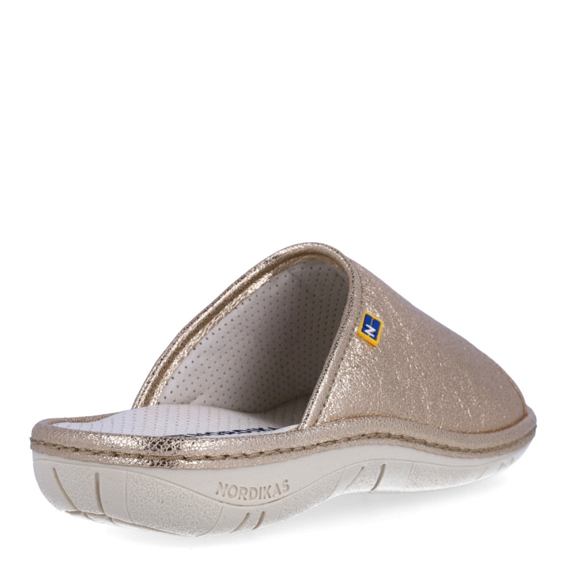 Zapatillas de casa de la marca Nordikas, modelo KAYA. Exterior de las zapatillas en piel color platino efecto serpiente. Interior de las zapatillas en piel troquelada color blanco. Zapatilla con suela plana. Estas zapatillas Nordikas KAYA son el complemento perfecto que garantiza comodidad y ligereza al estar por casa.