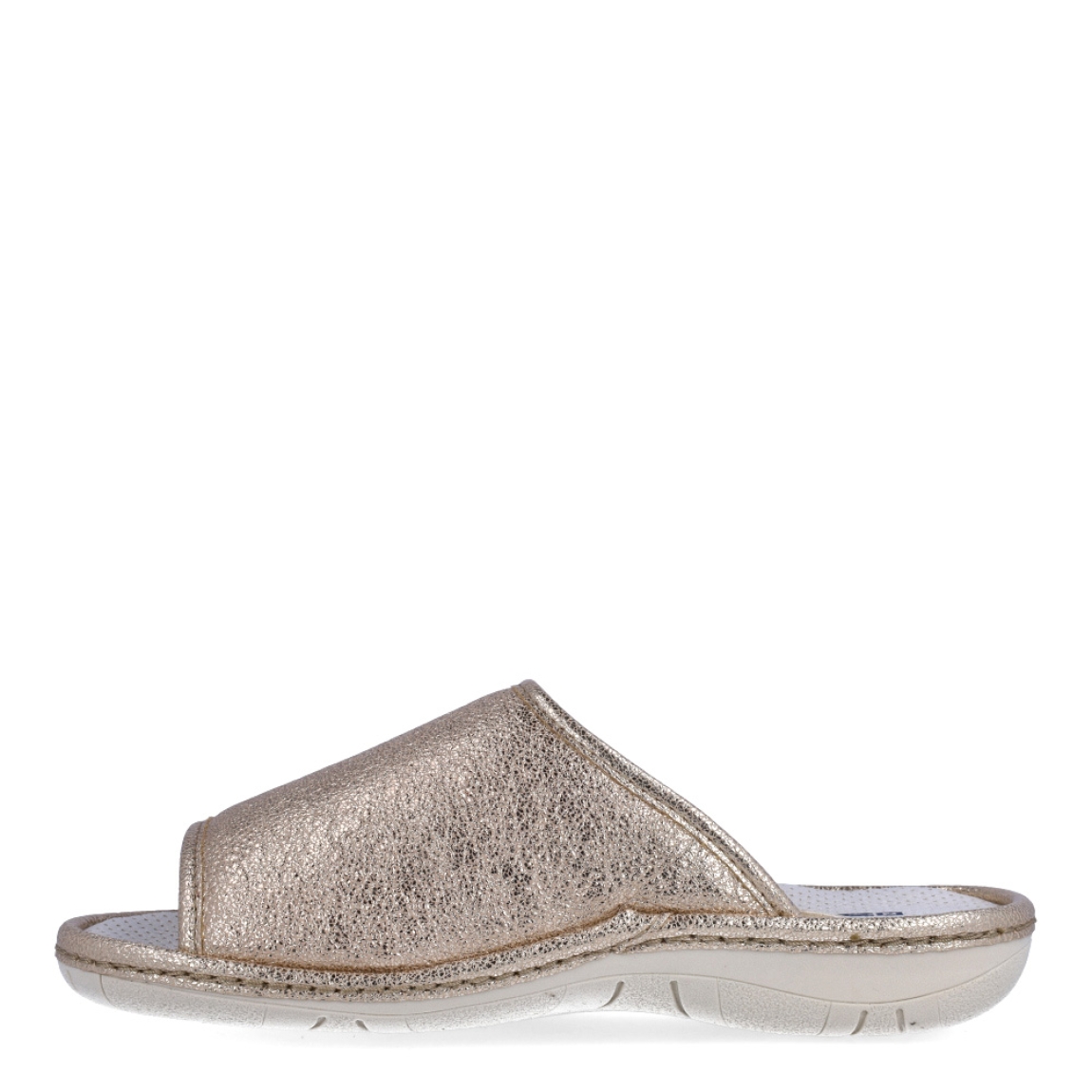 Zapatillas de casa de la marca Nordikas, modelo KAYA. Exterior de las zapatillas en piel color platino efecto serpiente. Interior de las zapatillas en piel troquelada color blanco. Zapatilla con suela plana. Estas zapatillas Nordikas KAYA son el complemento perfecto que garantiza comodidad y ligereza al estar por casa.