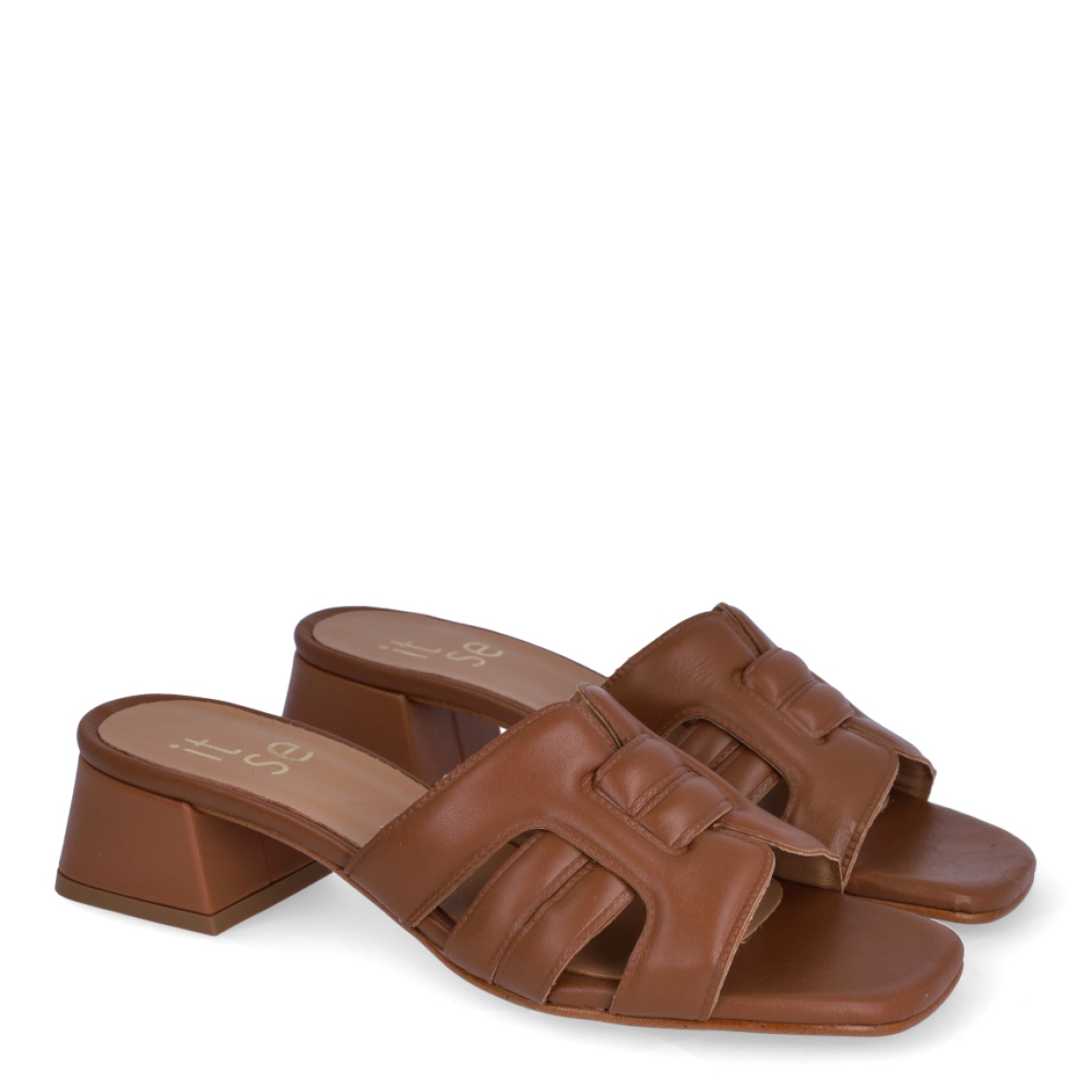 Sandalias de la marca Itse, modelo ZAYA. Sandalias elaboradas en piel color marrón con punta cuadrada. Interior en piel color camel con estampado de marca. Sandalias con tacón de 4cm de altura. Estas sandalias Itse ZAYA son un complemento ideal para crear looks con personalidad y comodidad esta temporada. No te pueden faltar en el armario!