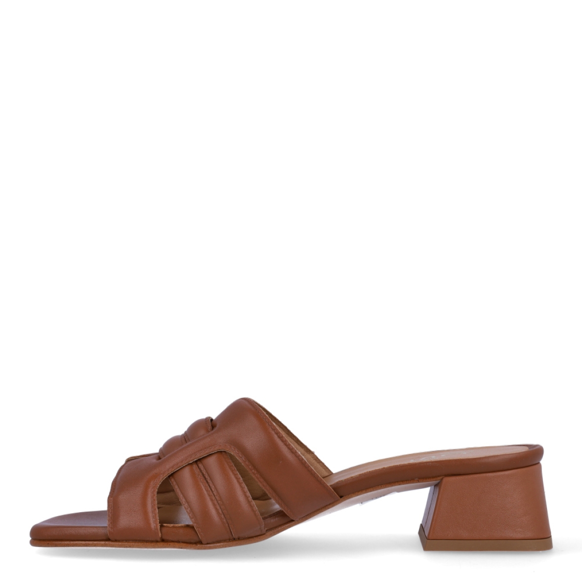 Sandalias de la marca Itse, modelo ZAYA. Sandalias elaboradas en piel color marrón con punta cuadrada. Interior en piel color camel con estampado de marca. Sandalias con tacón de 4cm de altura. Estas sandalias Itse ZAYA son un complemento ideal para crear looks con personalidad y comodidad esta temporada. No te pueden faltar en el armario!