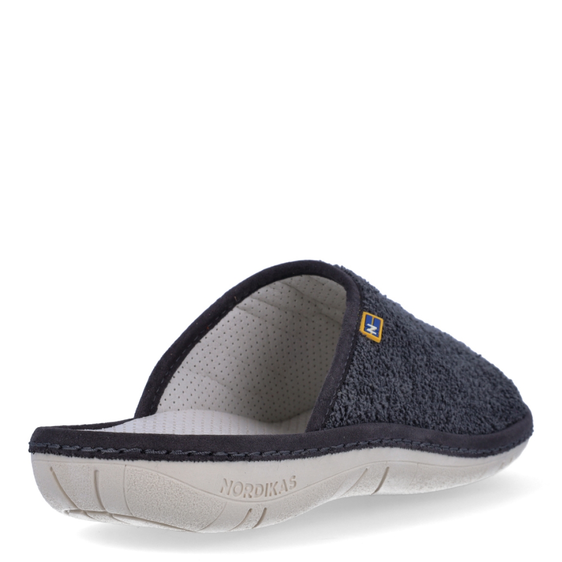 Zapatillas de la marca Nordikas, modelo BOREAL. Exterior de las zapatillas en toalla color gris. Interior de las zapatillas en piel troquelada color blanco. Suela de las zapatillas plana y de goma. Estas zapatillas Nordkias BOREAL te harán disfrutar del comfort de estar en casa, gracias a su tejido y fabricación que brindán comodidad y ligereza.
