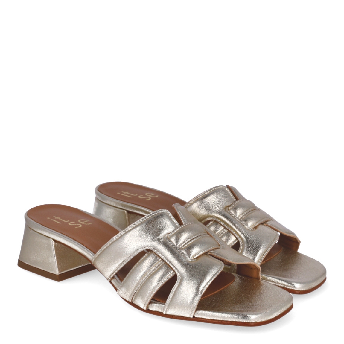Sandalias de la marca Itse, modelo ZAYA. Sandalias elaboradas en piel color platino con punta cuadrada. Interior en piel color camel con estampado de marca. Sandalias con tacón de 4cm de altura. Estas sandalias Itse ZAYA son un complemento ideal para crear looks con personalidad y comodidad esta temporada. No te pueden faltar en el armario!
