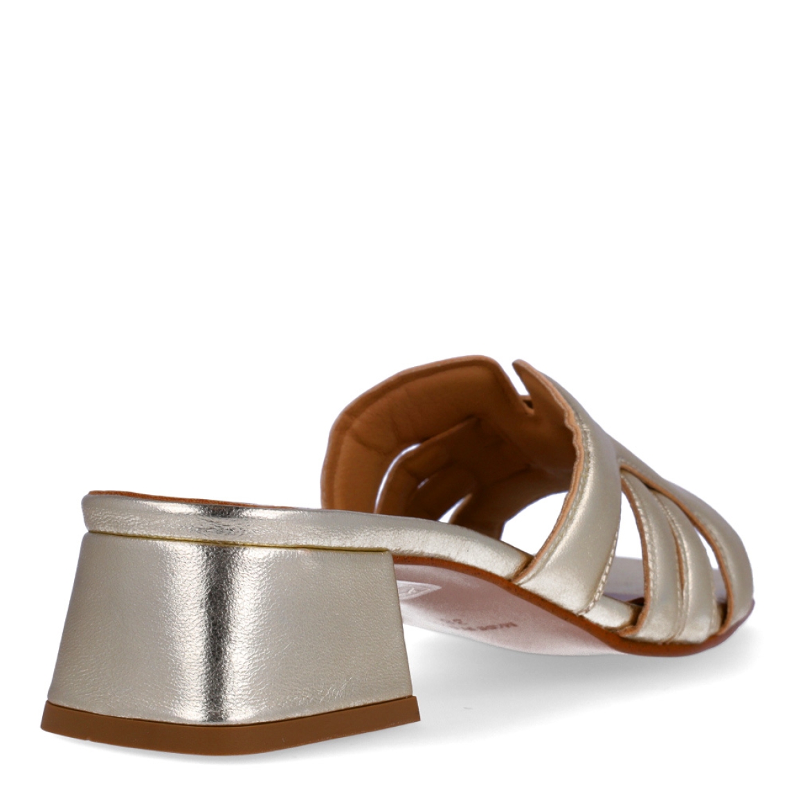 Sandalias de la marca Itse, modelo ZAYA. Sandalias elaboradas en piel color platino con punta cuadrada. Interior en piel color camel con estampado de marca. Sandalias con tacón de 4cm de altura. Estas sandalias Itse ZAYA son un complemento ideal para crear looks con personalidad y comodidad esta temporada. No te pueden faltar en el armario!