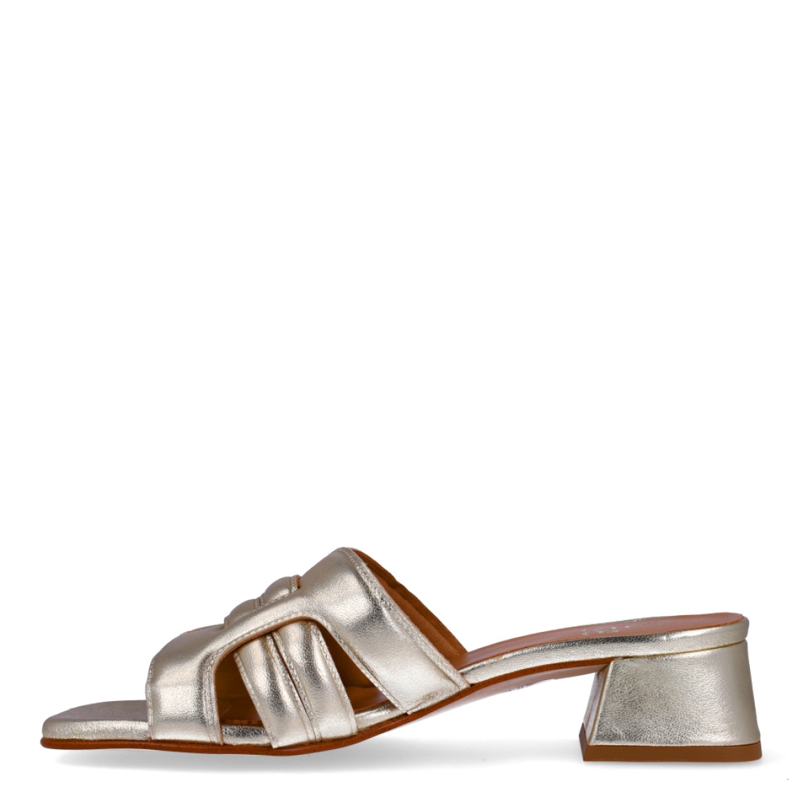 Sandalias de la marca Itse, modelo ZAYA. Sandalias elaboradas en piel color platino con punta cuadrada. Interior en piel color camel con estampado de marca. Sandalias con tacón de 4cm de altura. Estas sandalias Itse ZAYA son un complemento ideal para crear looks con personalidad y comodidad esta temporada. No te pueden faltar en el armario!