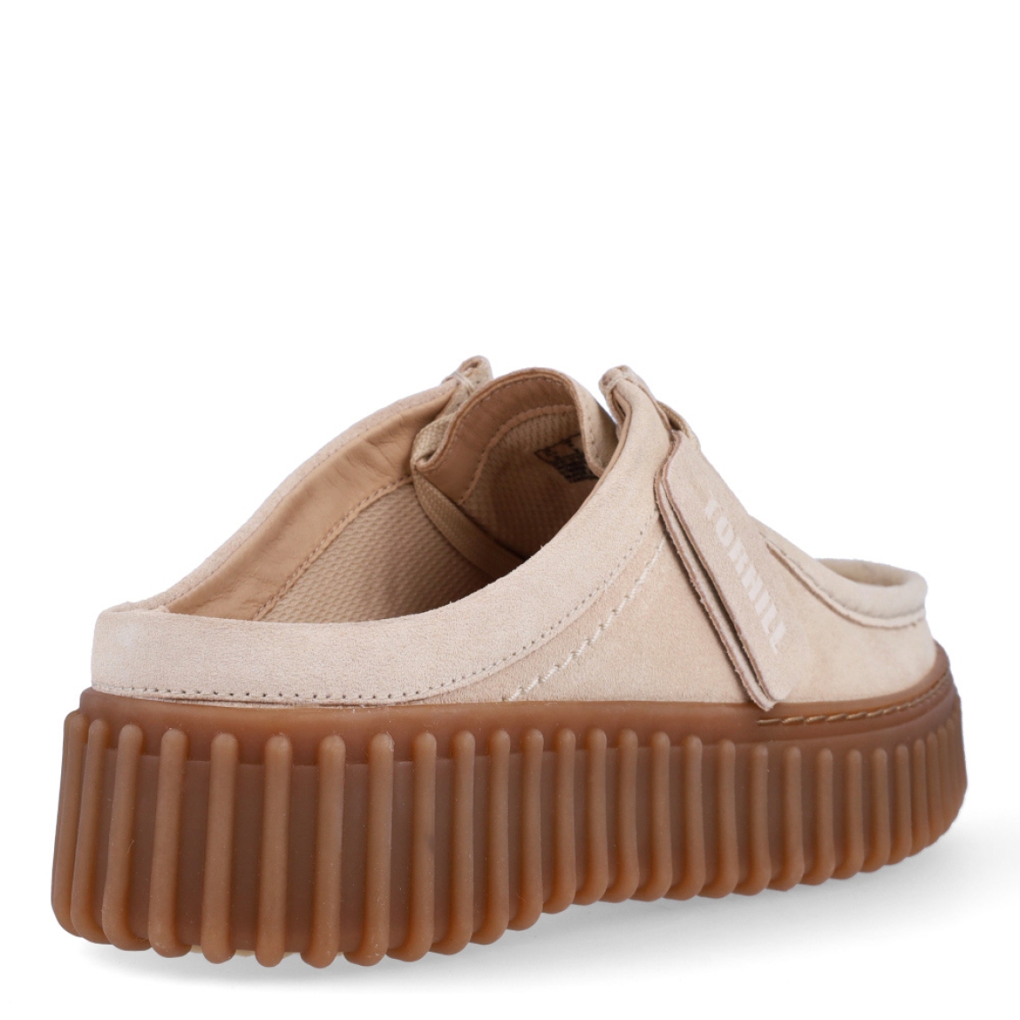 Náuticos destalonados de la marca Clarks, modelo TORHILL MULE. Exterior en ante color beig. Interior en piel color beig con plantilla acolchada y extraíble para máxima comodidad. Cierre de los mocasines Clarks con cordones y un suela con efecto sierra de 3cm de altura. Estos mocasines Clarks TORHILL MULE son ideales para combinar con todos tus looks!