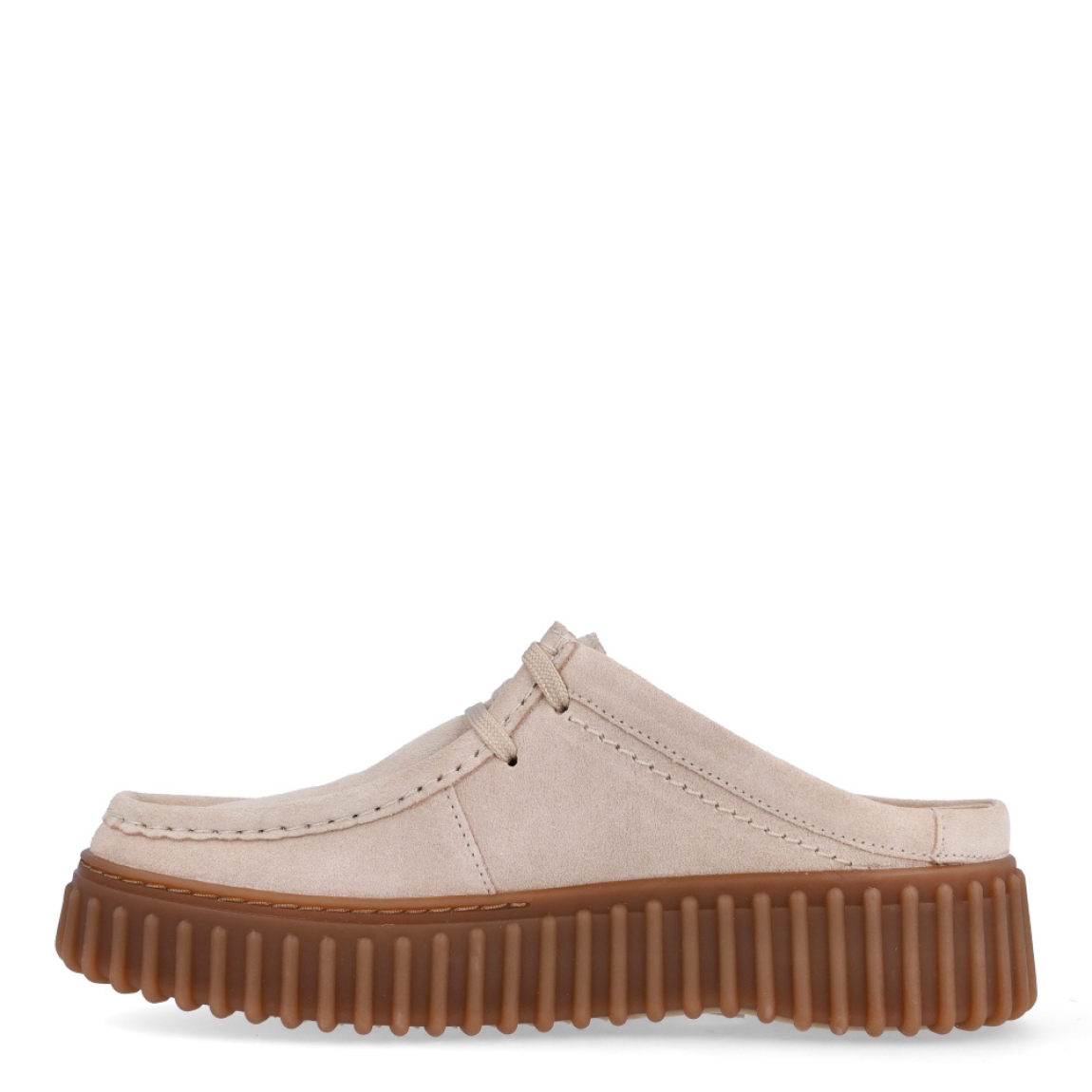 Náuticos destalonados de la marca Clarks, modelo TORHILL MULE. Exterior en ante color beig. Interior en piel color beig con plantilla acolchada y extraíble para máxima comodidad. Cierre de los mocasines Clarks con cordones y un suela con efecto sierra de 3cm de altura. Estos mocasines Clarks TORHILL MULE son ideales para combinar con todos tus looks!