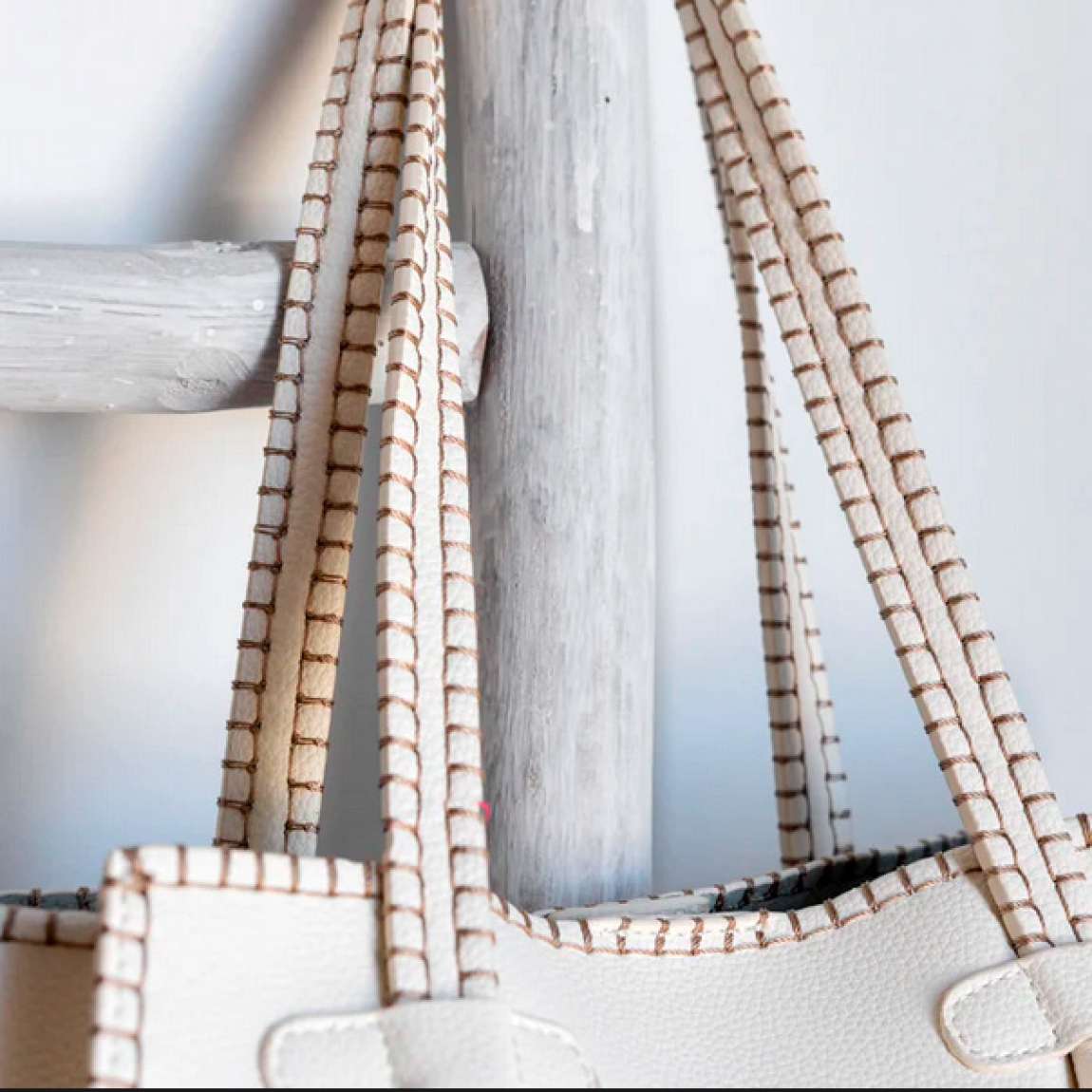 Bolso shopper Noco, modelo SHANON. Elaborado de piel vegana color blanco. Este bolso es una pieza única que combina estilo y sostenibilidad. Su formato se distingue por su trabajo de diseño original, aportando una forma sofisticada y funcional. El material de piel vegana tiene un acabado que imita a la perfección la piel real, con un suave interior similar al pelo característico de la piel auténtica, brindando una textura premium. Cierre con boton. Medidas alto 26cm y ancho 30cm.