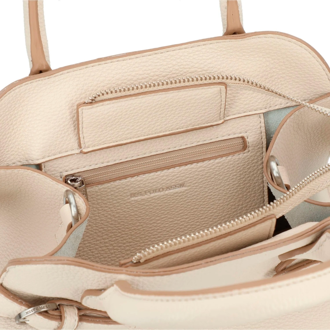 Bolso de la marca US POLO, modelo MELTING. Elaborado en piel color beig con logotipo en parte frontal. Cierre con cremallera. Bolso US POLO con asa fija y una bandolera para mayor comodidad. Medidas: alto 19cm y ancho 26cm. Este bolso US POLO MELTING es un clásico, ideal para llevarlo a todos lados!