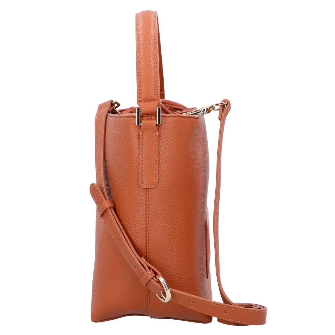 Bolso de la marca US POLO, modelo MANIPUR. Elaborado en piel color camel con logo en parte frontal. Equipado con bolsillos interiores y un compartimento con cremallera, este bolso ofrece espacio de sobra para todos tus objetos esenciales. El práctico y sencillo cierre de cordón asegura tus objetos, mientras que la correa desmontable y ajustable para el hombro y la correa principal de longitud media ofrecen varias opciones de transporte. Medidas: alto 23cm y ancho 25cm. Este bolso US POLO MANIPUR es un accesorio que debes añadir a tu armario!