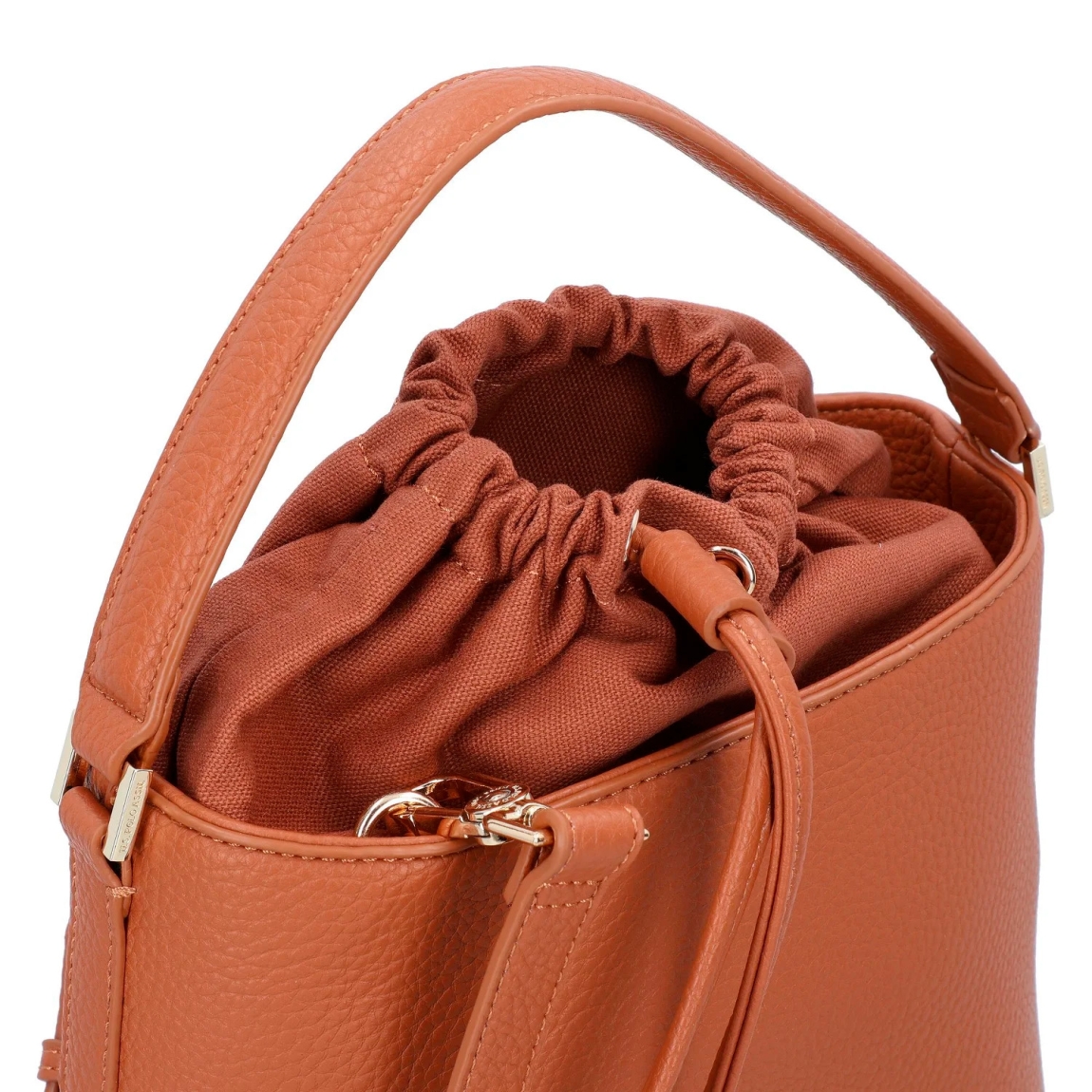 Bolso de la marca US POLO, modelo MANIPUR. Elaborado en piel color camel con logo en parte frontal. Equipado con bolsillos interiores y un compartimento con cremallera, este bolso ofrece espacio de sobra para todos tus objetos esenciales. El práctico y sencillo cierre de cordón asegura tus objetos, mientras que la correa desmontable y ajustable para el hombro y la correa principal de longitud media ofrecen varias opciones de transporte. Medidas: alto 23cm y ancho 25cm. Este bolso US POLO MANIPUR es un accesorio que debes añadir a tu armario!