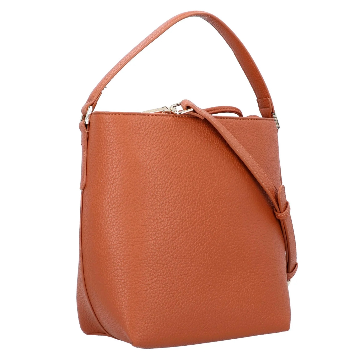Bolso de la marca US POLO, modelo MANIPUR. Elaborado en piel color camel con logo en parte frontal. Equipado con bolsillos interiores y un compartimento con cremallera, este bolso ofrece espacio de sobra para todos tus objetos esenciales. El práctico y sencillo cierre de cordón asegura tus objetos, mientras que la correa desmontable y ajustable para el hombro y la correa principal de longitud media ofrecen varias opciones de transporte. Medidas: alto 23cm y ancho 25cm. Este bolso US POLO MANIPUR es un accesorio que debes añadir a tu armario!