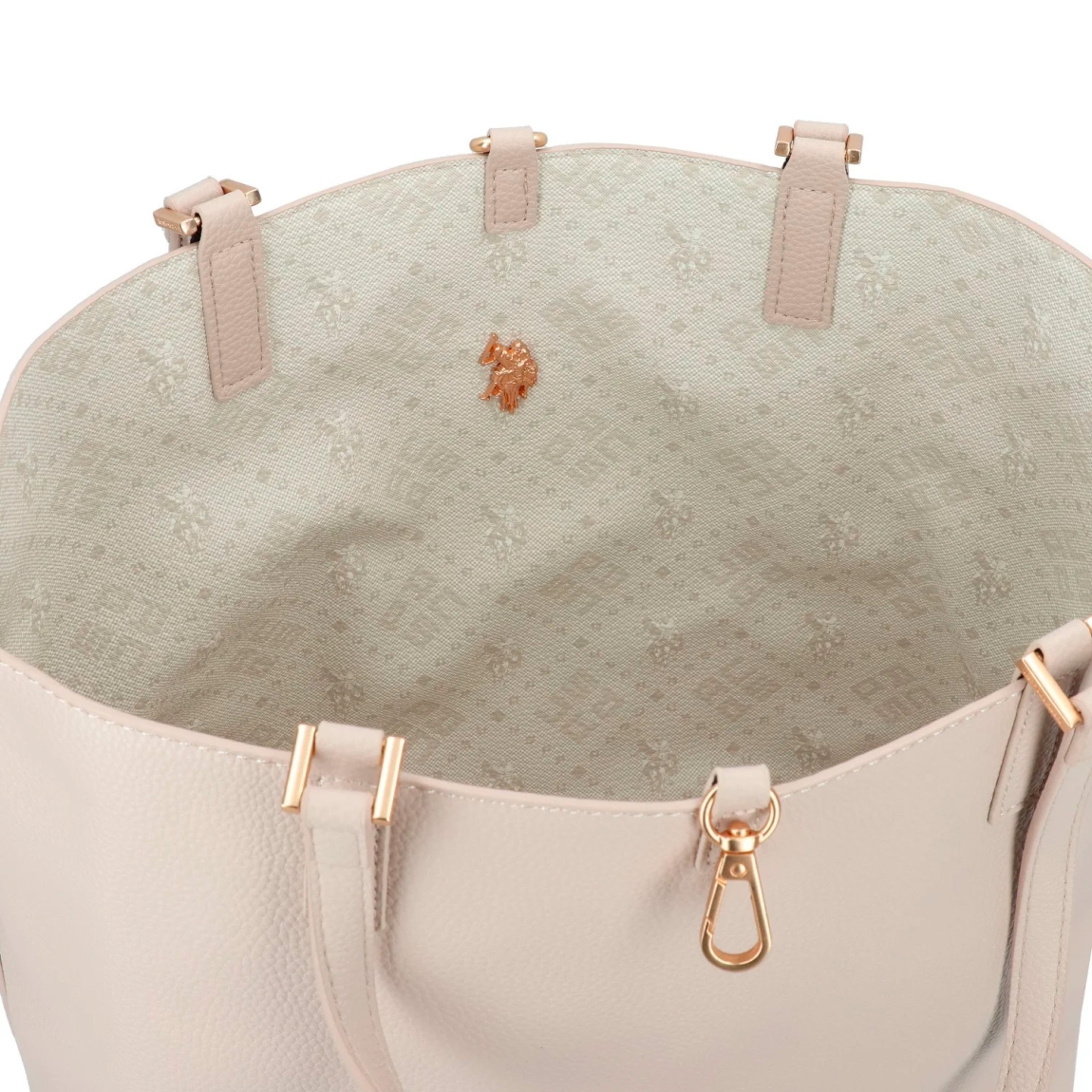 Bolso de la marca US POLO, modelo MALIBU. Elaborado en piel color beig con logotipo en parte frontal. Cierre con hebilla y forro interior de tela. El bolso shopper cuenta con un bolsillo desmontable para un uso diario estructurado, y el cierre de langosta añade un elemento práctico. La correa principal de longitud media ofrece sujeción sin concesiones. Medidas: alto 28cm y ancho 38cm. Este bolso US POLO MALIBU es un clásico para llevar a todos lados!