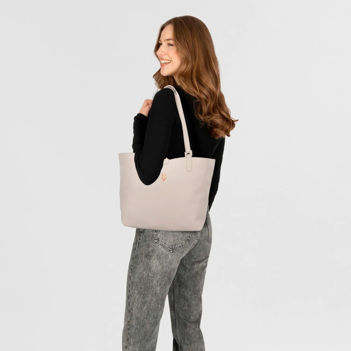 Bolso de la marca US POLO, modelo MALIBU. Elaborado en piel color beig con logotipo en parte frontal. Cierre con hebilla y forro interior de tela. El bolso shopper cuenta con un bolsillo desmontable para un uso diario estructurado, y el cierre de langosta añade un elemento práctico. La correa principal de longitud media ofrece sujeción sin concesiones. Medidas: alto 28cm y ancho 38cm. Este bolso US POLO MALIBU es un clásico para llevar a todos lados!