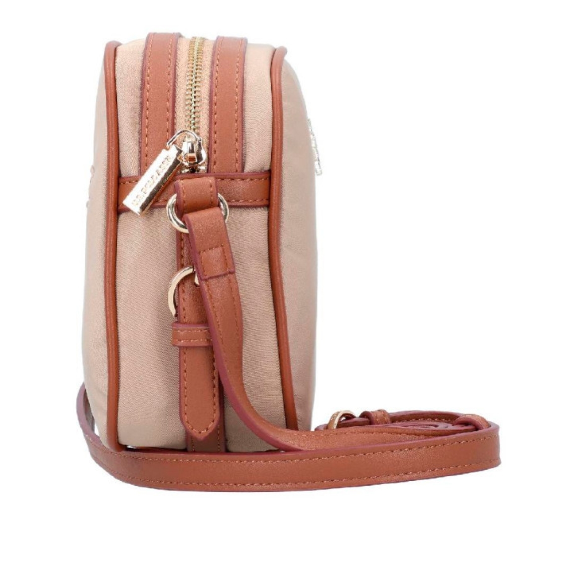 Bolso de la marca US POLO, modelo HOUSTON. Elaborado en naylon color camel con logotipo en parte frontal. Interior en textil y con compartimentos. Cierre del bolso US POLO con cremallera y una asa bandolera. Medidas: alto 16cm y ancho 24cm. Este bolso US POLO HOUSTON es ideal para llevar a todos lados!