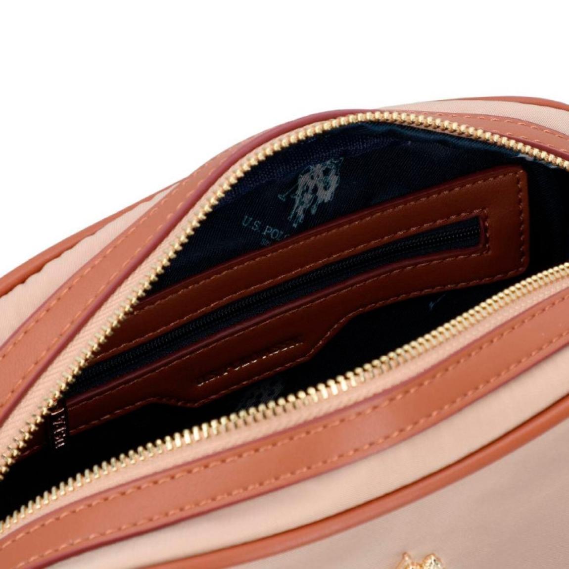 Bolso de la marca US POLO, modelo HOUSTON. Elaborado en naylon color camel con logotipo en parte frontal. Interior en textil y con compartimentos. Cierre del bolso US POLO con cremallera y una asa bandolera. Medidas: alto 16cm y ancho 24cm. Este bolso US POLO HOUSTON es ideal para llevar a todos lados!