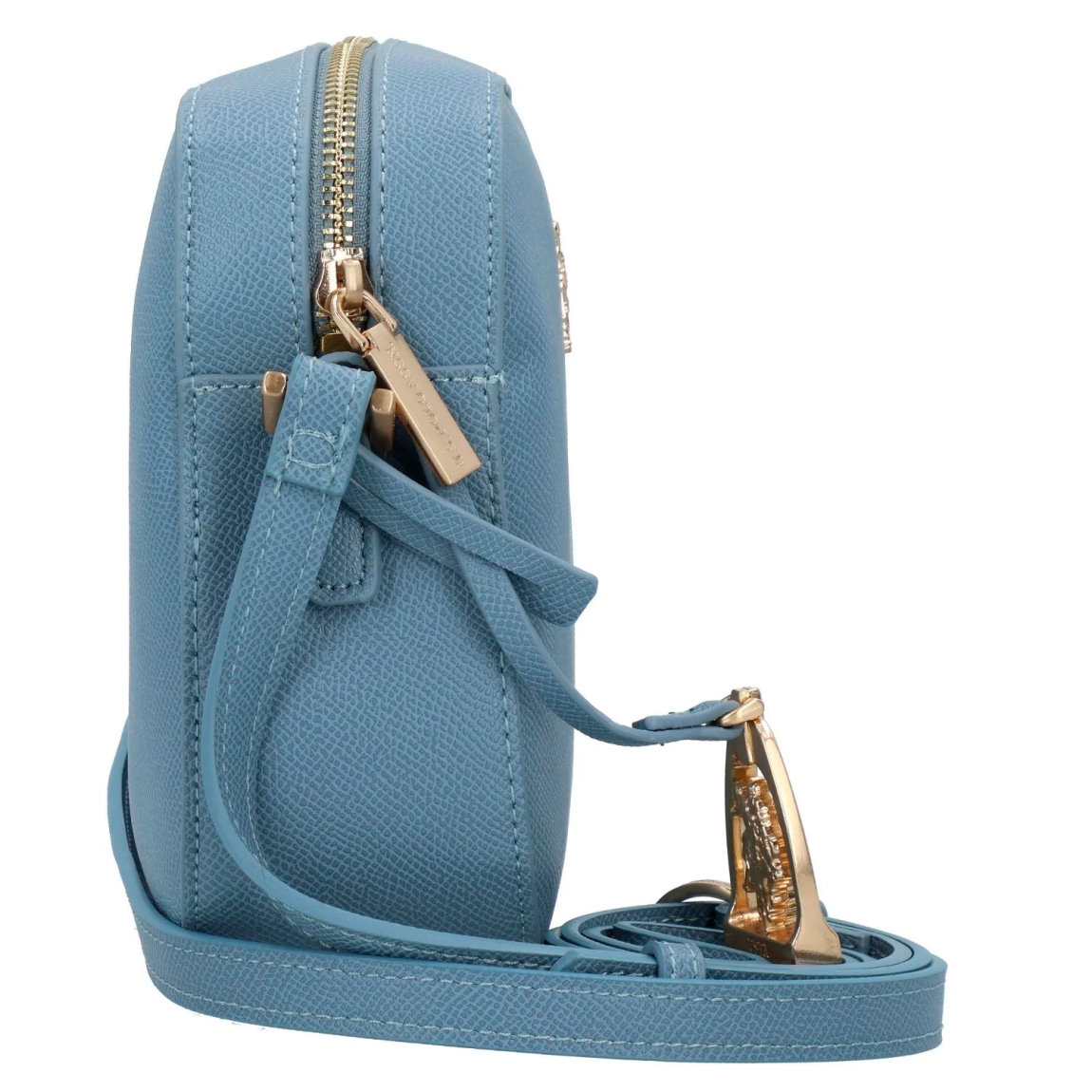 Bolso de la marca US POLO, modelo JONES. Bolso elaborado en piel color azul con logotipo en parte frontal. Cuenta con un ingenioso compartimento con cremallera y un útil bolsillo para el móvil que puede abrirse sin esfuerzo. La cremallera, elegante y práctica a la vez, mantiene sus pertenencias a buen recaudo y siempre fácilmente accesibles. Otra característica destacada es la correa para el hombro desmontable y ajustable. Gracias a su gran longitud, ofrece diversas opciones de transporte que se adaptan a su estilo personal. Medidas: alto 17cm y ancho 20cm. Este bolso US POLO JONES es un clásico, complemento ideal en elegancia y comodidad para diferentes looks!