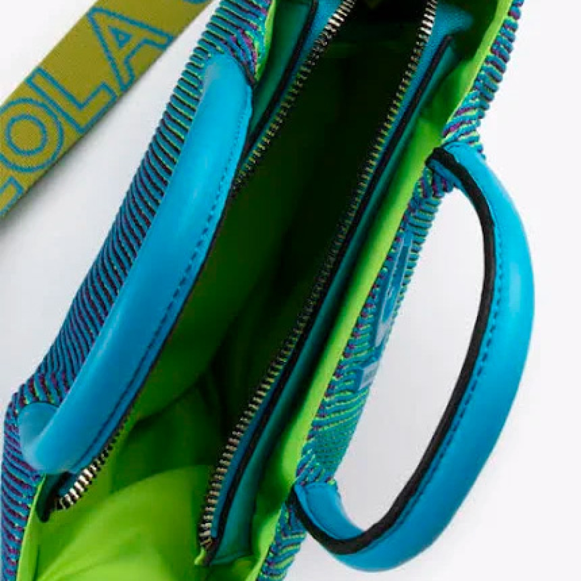 Bolso shopper de la marca Lola Casademunt, modelo LUSSE. Exterior en textil color azul con efecto rejilla. Logo en parte frontal. Detalle de bolsillo interior y asa larga monograma a contraste. Cierre con cremallera. ALTO: 24 cm - LARGO: 27 cm - ANCHO: 10 cm / BANDOLERA: 160 cm. Este bolso Lola Casademunt LUSSE es ideal para llevar esta temporada!