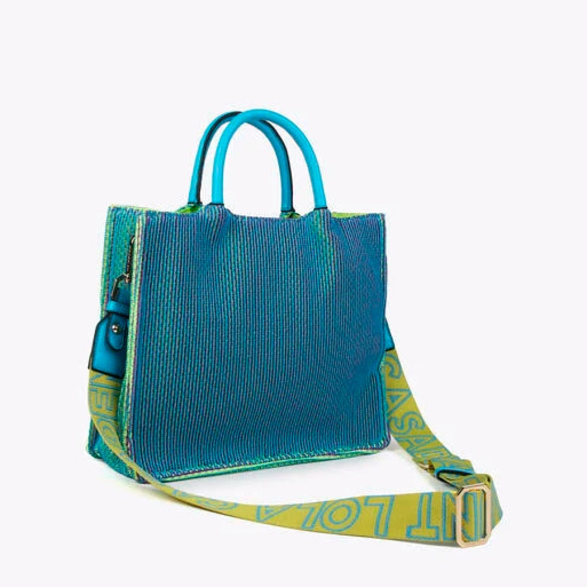 Bolso shopper de la marca Lola Casademunt, modelo LUSSE. Exterior en textil color azul con efecto rejilla. Logo en parte frontal. Detalle de bolsillo interior y asa larga monograma a contraste. Cierre con cremallera. ALTO: 24 cm - LARGO: 27 cm - ANCHO: 10 cm / BANDOLERA: 160 cm. Este bolso Lola Casademunt LUSSE es ideal para llevar esta temporada!