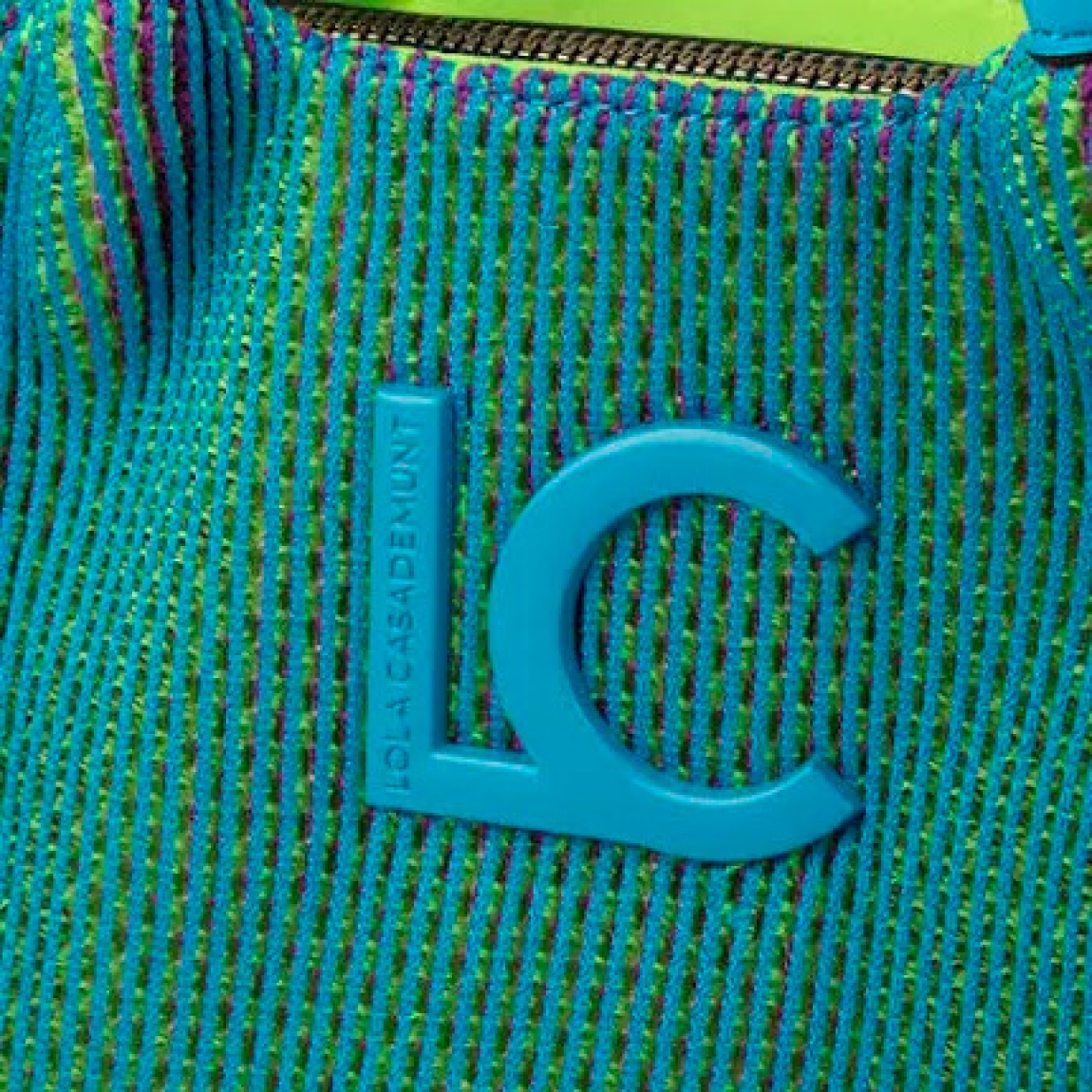 Bolso shopper de la marca Lola Casademunt, modelo LUSSE. Exterior en textil color azul con efecto rejilla. Logo en parte frontal. Detalle de bolsillo interior y asa larga monograma a contraste. Cierre con cremallera. ALTO: 24 cm - LARGO: 27 cm - ANCHO: 10 cm / BANDOLERA: 160 cm. Este bolso Lola Casademunt LUSSE es ideal para llevar esta temporada!