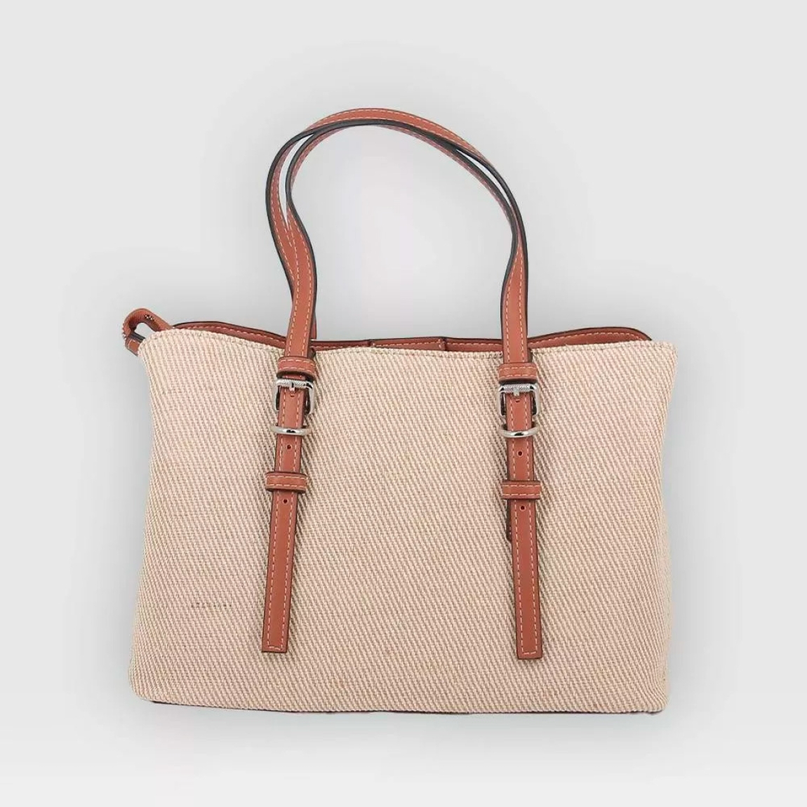 Bolso de la marca Victorio & Lucchino, modelo PAZ. Elaborado en textil color camel con logotiipo en parte frontal. Bolso clásico con cierre de cremallera y asa ajustable y extraíble para máxima comodidad. Medidas: alto 20cm y ancho 28cm. Este bolso Victorio & Lucchino es el aliado perfecto para tus días de verano! Este bolso en un encantador tono beige es el complemento ideal para cualquier atuendo, ya sea para un paseo por el parque o una cena al aire libre.