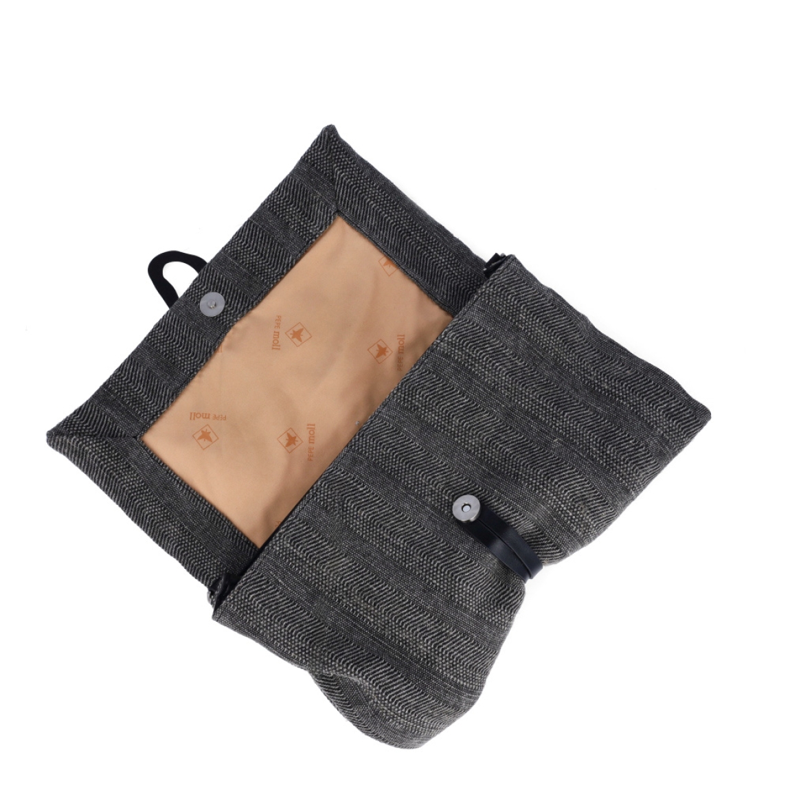 Bolso de la marca Pepe Moll, modelo STACY. Elaborado en textil color negro vibrante con detalle de anilla decorativa con grabado de la marca. Cierre con cremallera y compartimentos interiores. Correa de mano para llevarlo cómodamente. Medidas : alto 18cm y ancho 30cm. Bolso Pepe Moll STACY, ideal para looks diarios, cenas informales o escapadas de finde.