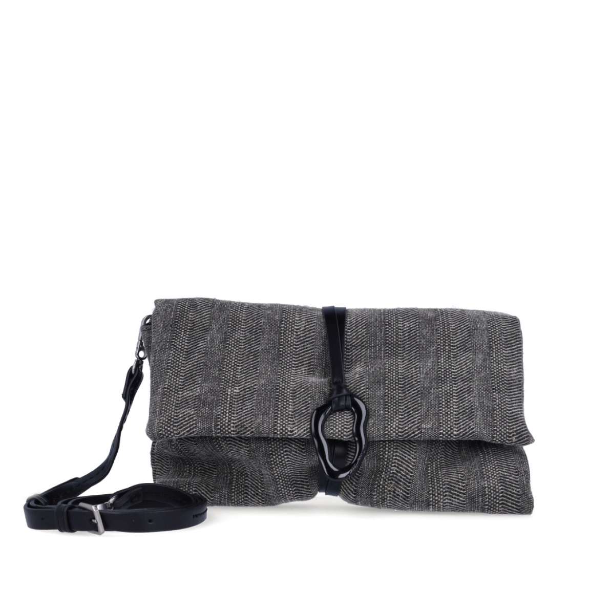 Bolso de la marca Pepe Moll, modelo STACY. Elaborado en textil color negro vibrante con detalle de anilla decorativa con grabado de la marca. Cierre con cremallera y compartimentos interiores. Correa de mano para llevarlo cómodamente. Medidas : alto 18cm y ancho 30cm. Bolso Pepe Moll STACY, ideal para looks diarios, cenas informales o escapadas de finde.