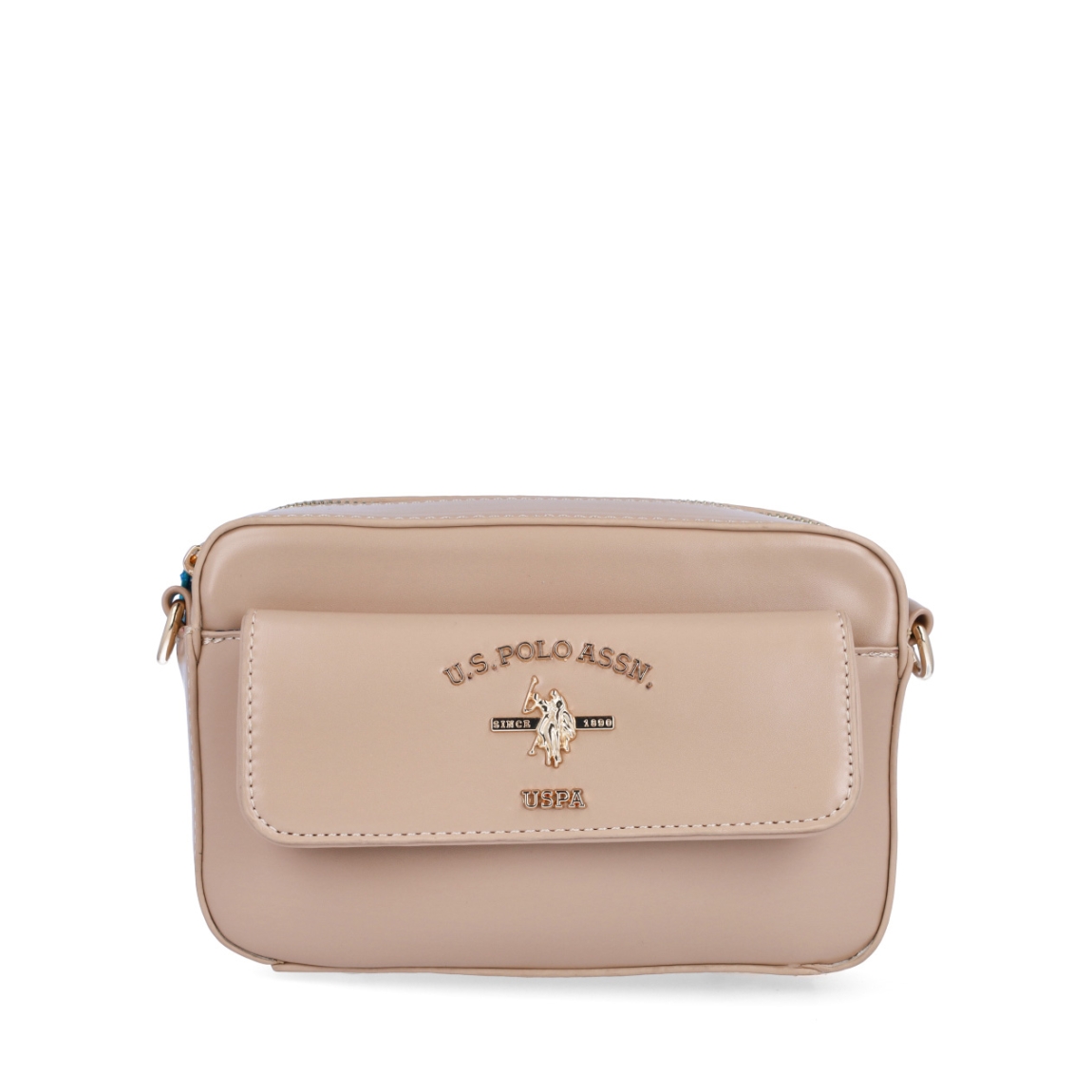 Bolso de la marca US POLO, modelo LOWER. Elaborado en piel color camel claro con logotipo y bolsillo en parte frontal. Interior en textil y con compartimentos. Cierre del bolso US POLO con cremallera y una asa bandolera con estampado de la marca. Medidas: alto 12cm y ancho 20cm. Este bolso US POLO LOWER es ideal para llevar a todos lados!