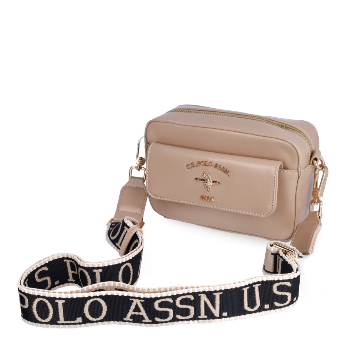 Bolso de la marca US POLO, modelo LOWER. Elaborado en piel color camel claro con logotipo y bolsillo en parte frontal. Interior en textil y con compartimentos. Cierre del bolso US POLO con cremallera y una asa bandolera con estampado de la marca. Medidas: alto 12cm y ancho 20cm. Este bolso US POLO LOWER es ideal para llevar a todos lados!