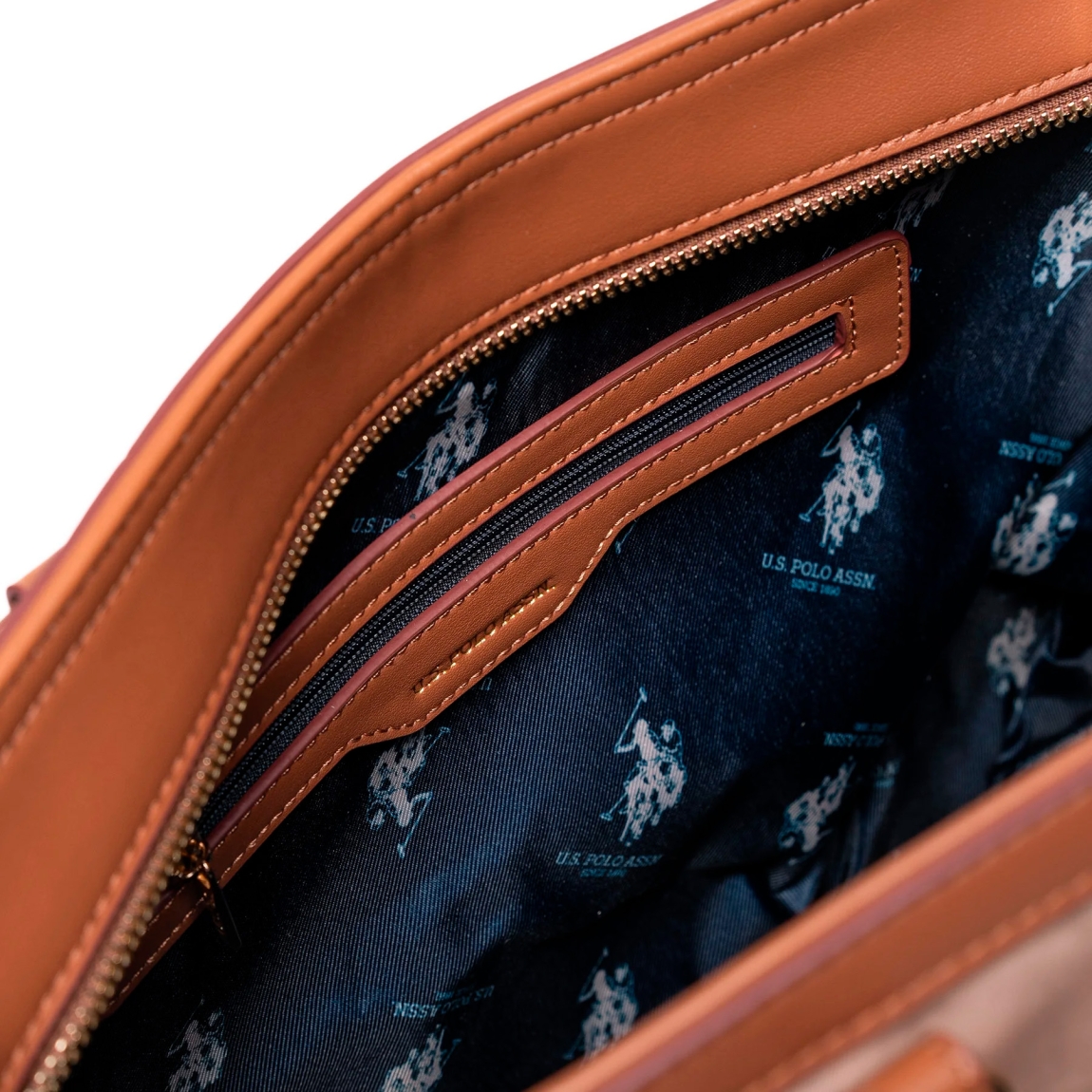 Bolso de la marca US POLO, modelo MASON. Elaborado en naylon color camel con logotipo en parte frontal. Cierre con cremallera y forro interior de tela. Este bolso shooper cuenta con una asa principal con detalle de hebillas, con una longitud media que ofrece sujeción sin concesiones. Medidas: alto 27cm y ancho 33cm. Este bolso US POLO MASON es un clásico para llevar a todos lados!