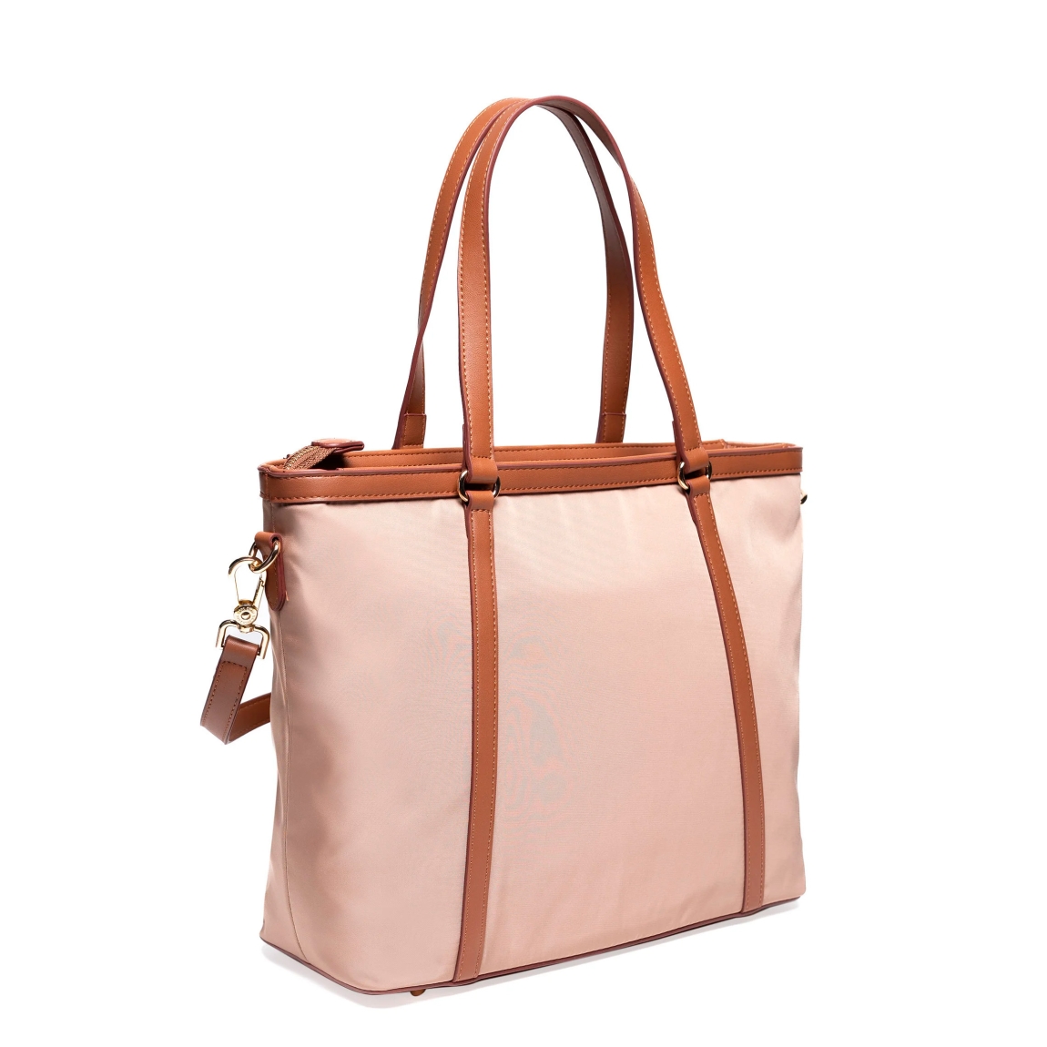 Bolso de la marca US POLO, modelo MASON. Elaborado en naylon color camel con logotipo en parte frontal. Cierre con cremallera y forro interior de tela. Este bolso shooper cuenta con una asa principal con detalle de hebillas, con una longitud media que ofrece sujeción sin concesiones. Medidas: alto 27cm y ancho 33cm. Este bolso US POLO MASON es un clásico para llevar a todos lados!