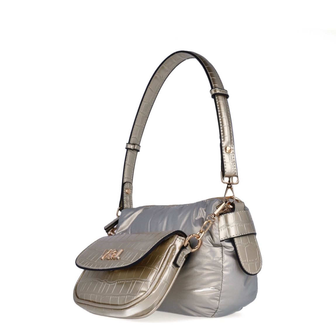 Bolso de la marca Victorio & Lucchino, modelo JULIET. Elaborado en plástico color plata con detalles en dorado y bolsillo desmontable en parte frontal. Interior con compatimentos. Cierre de bolso con cremallera. Bolso con una asa de hombro extraíble para máxima comodidad. Medidas: alto 16cm y ancho 24cm. Este bolso Vitorio & Lucchino JULIET es ideal para esta temporada!