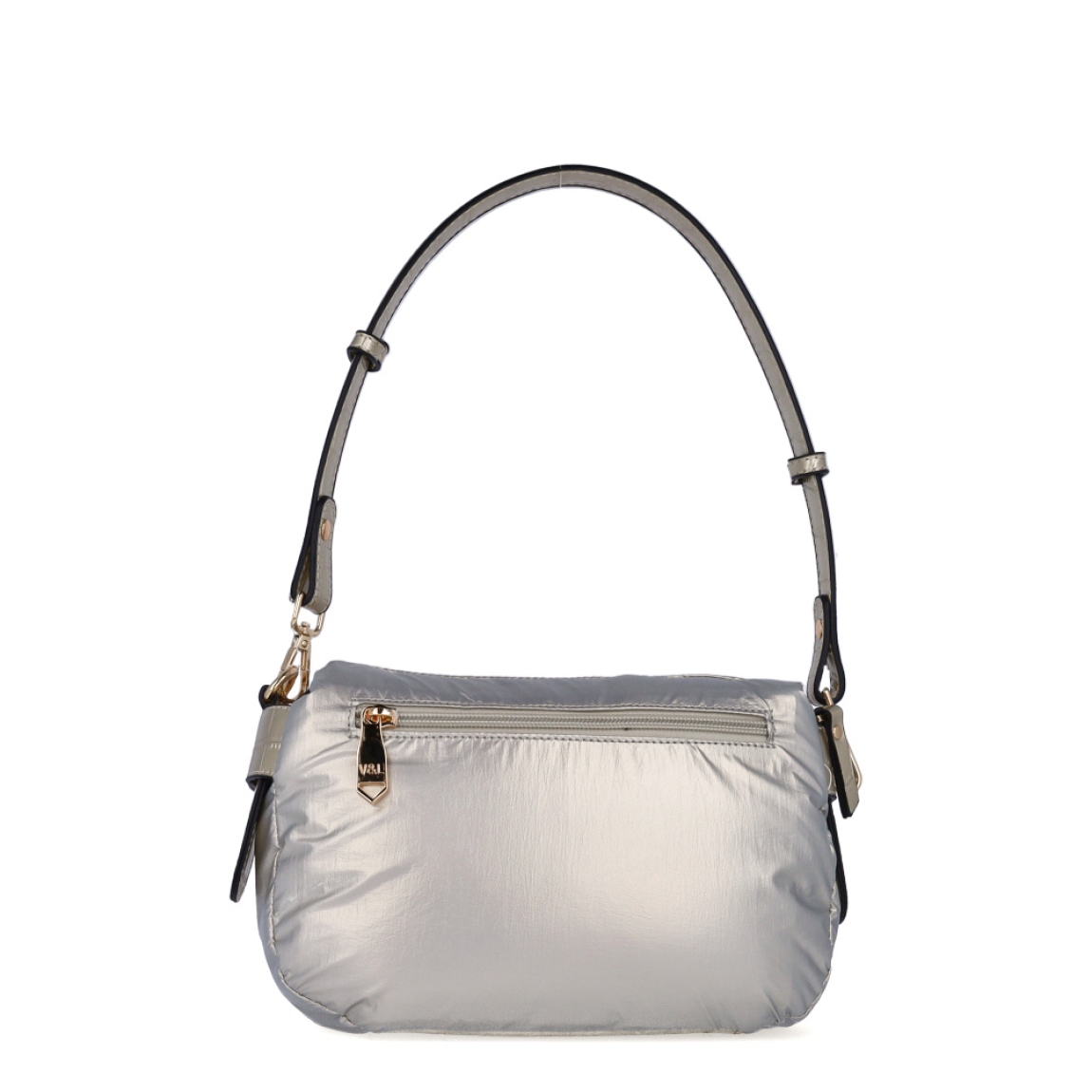 Bolso de la marca Victorio & Lucchino, modelo JULIET. Elaborado en plástico color plata con detalles en dorado y bolsillo desmontable en parte frontal. Interior con compatimentos. Cierre de bolso con cremallera. Bolso con una asa de hombro extraíble para máxima comodidad. Medidas: alto 16cm y ancho 24cm. Este bolso Vitorio & Lucchino JULIET es ideal para esta temporada!