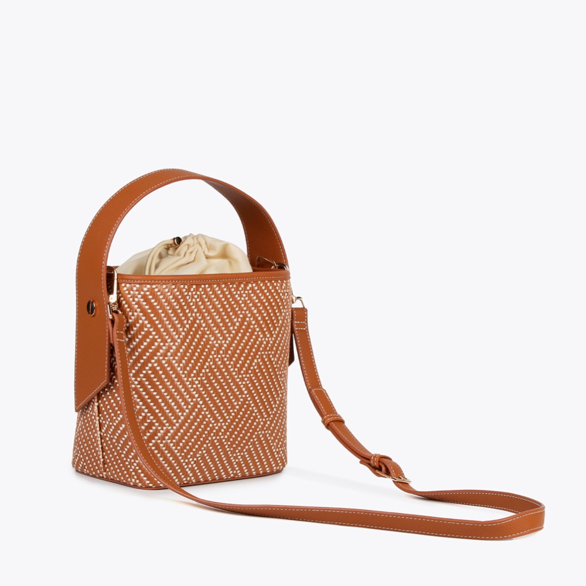 Bolso de la marca Lola Casademunt, modelo BUCKE. Bolso elaborado en piel trenzada color marrón. Contiene pequeño bolsillo interior con cremallera y asa bandolera ajustable. Cierre con cordón ajustable. ALTO: 19 cm - LARGO: 26,5 cm - ANCHO: 13,5 cm / BANDOLERA: 54 cm. Bolso Lola Casaemunt BUCKE ideal para llevar a todos lados!