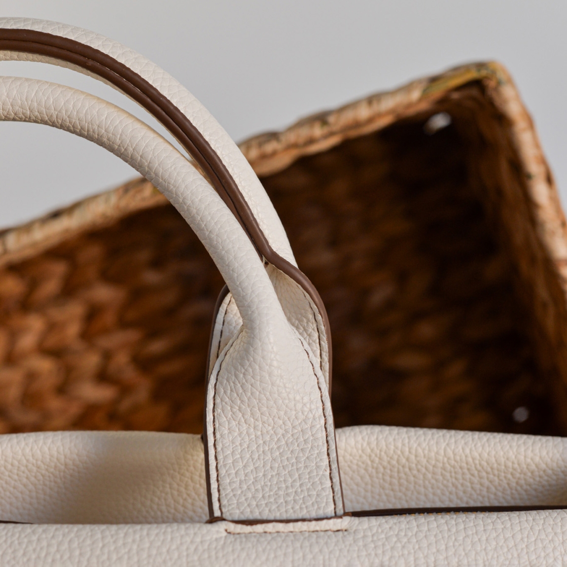 Bolso shopper Noco, modelo ELVIRA. Elaborado de piel vegana color blanco. Este bolso es una pieza única que combina estilo y sostenibilidad. Su formato se distingue por su trabajo de diseño original, aportando una forma sofisticada y funcional. Bolso Noco con cierre de cremallera. Bolso incluye una correa larga que permite usarlo cómodamente como bolso cruzado, adaptándose a tus necesidades y brindando mayor versatilidad. Medidas alto 26cm y ancho 38cm. Este bolso NOCO ELVIRA es ideal para ti!