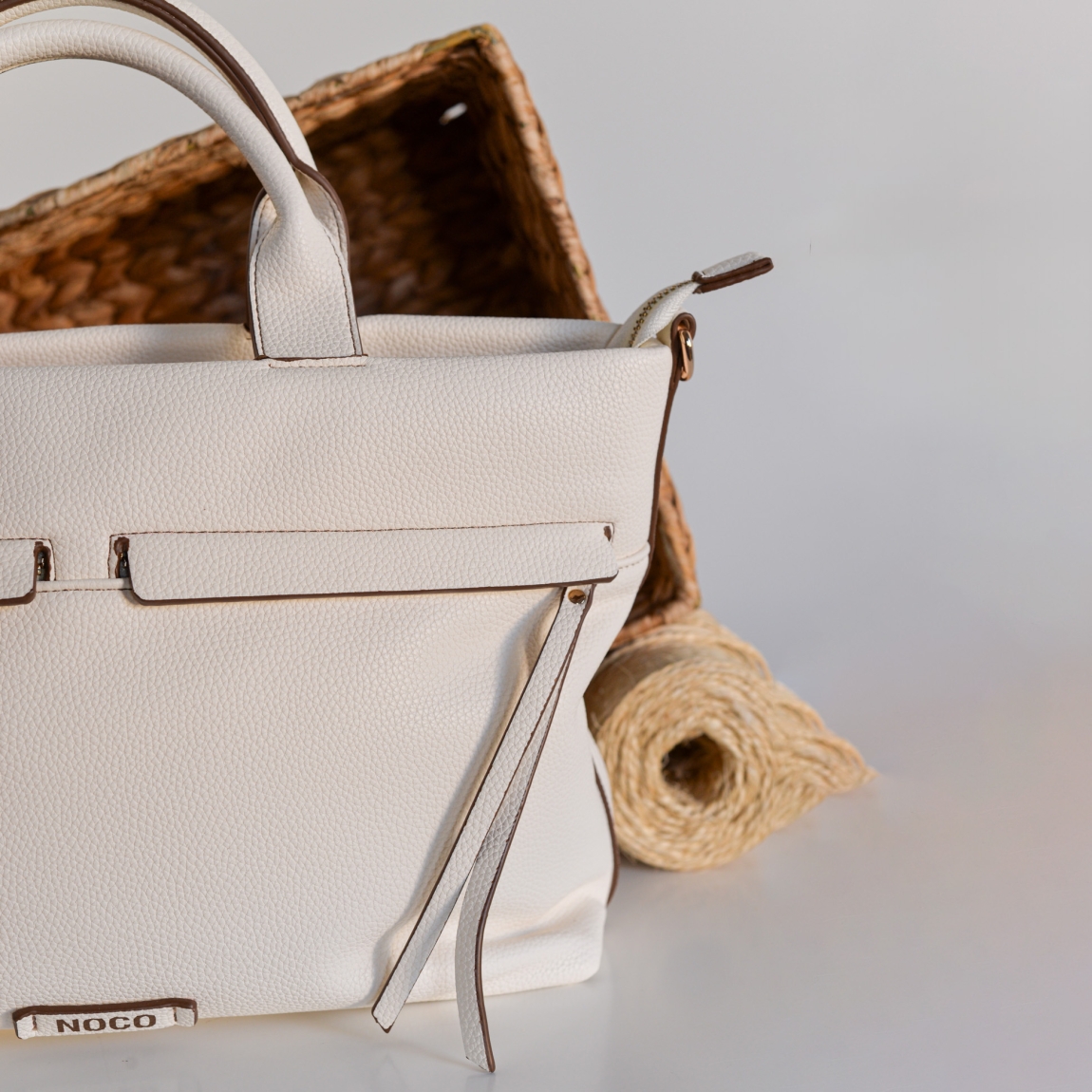 Bolso shopper Noco, modelo ELVIRA. Elaborado de piel vegana color blanco. Este bolso es una pieza única que combina estilo y sostenibilidad. Su formato se distingue por su trabajo de diseño original, aportando una forma sofisticada y funcional. Bolso Noco con cierre de cremallera. Bolso incluye una correa larga que permite usarlo cómodamente como bolso cruzado, adaptándose a tus necesidades y brindando mayor versatilidad. Medidas alto 26cm y ancho 38cm. Este bolso NOCO ELVIRA es ideal para ti!