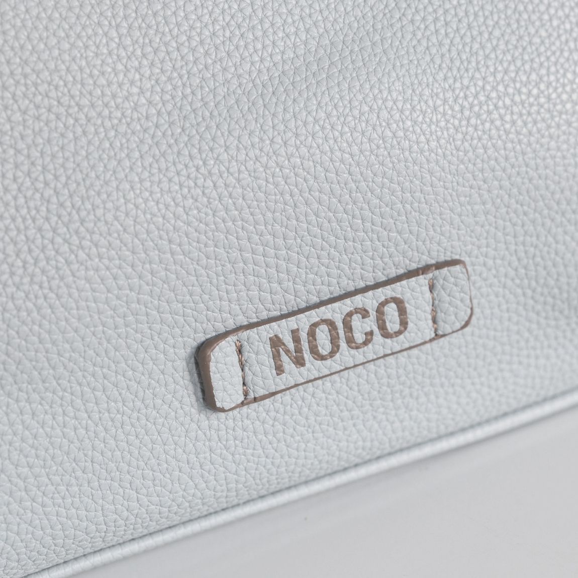 Bolso shopper Noco, modelo ELVIRA. Elaborado de piel vegana color blanco. Este bolso es una pieza única que combina estilo y sostenibilidad. Su formato se distingue por su trabajo de diseño original, aportando una forma sofisticada y funcional. Bolso Noco con cierre de cremallera. Bolso incluye una correa larga que permite usarlo cómodamente como bolso cruzado, adaptándose a tus necesidades y brindando mayor versatilidad. Medidas alto 26cm y ancho 38cm. Este bolso NOCO ELVIRA es ideal para ti!